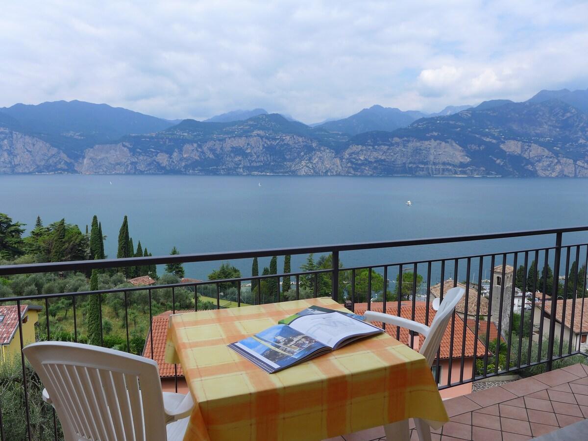 Book balcony with stunning lake view, swimming pool – Best Hotel in Verona