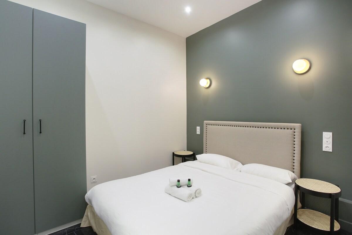 Book Charon 6 – Best Hotel in Paris