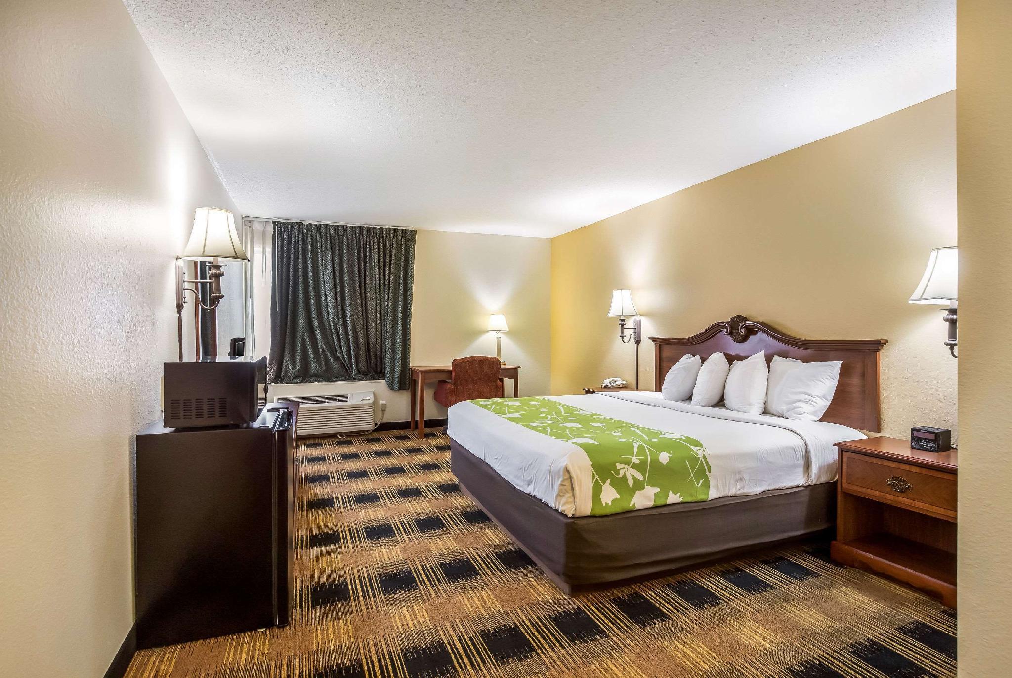 Book Econo Lodge Inn & Suites – Best Hotel in Fairview Heights (IL)