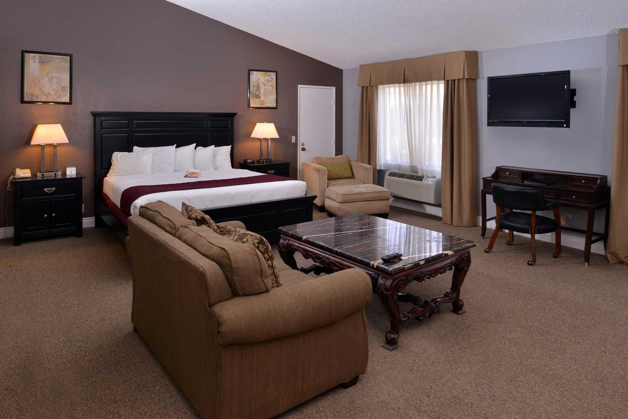 Quality Inn and Suites Located in Indio Springs, Quality Inn & Suites is a perfect starting point from which to explore Indio (CA). The hotel offers a high standard of service and amenities to suit the individual needs of a