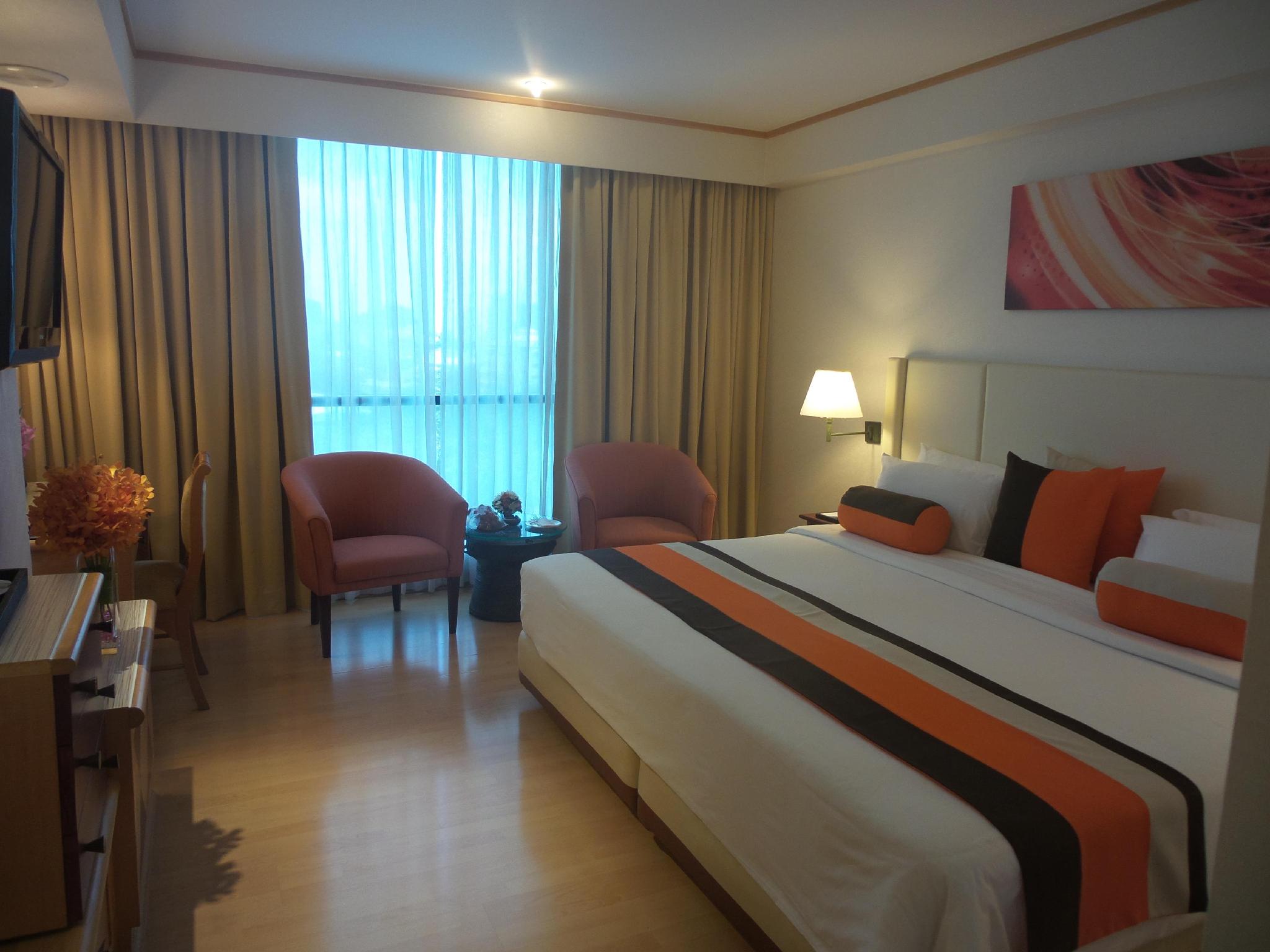 Four Wings Hotel Located in Sukhumvit, Four Wings Hotel is a perfect starting point from which to explore Bangkok. Offering a variety of facilities and services, the hotel provides all you need for a good nights slee