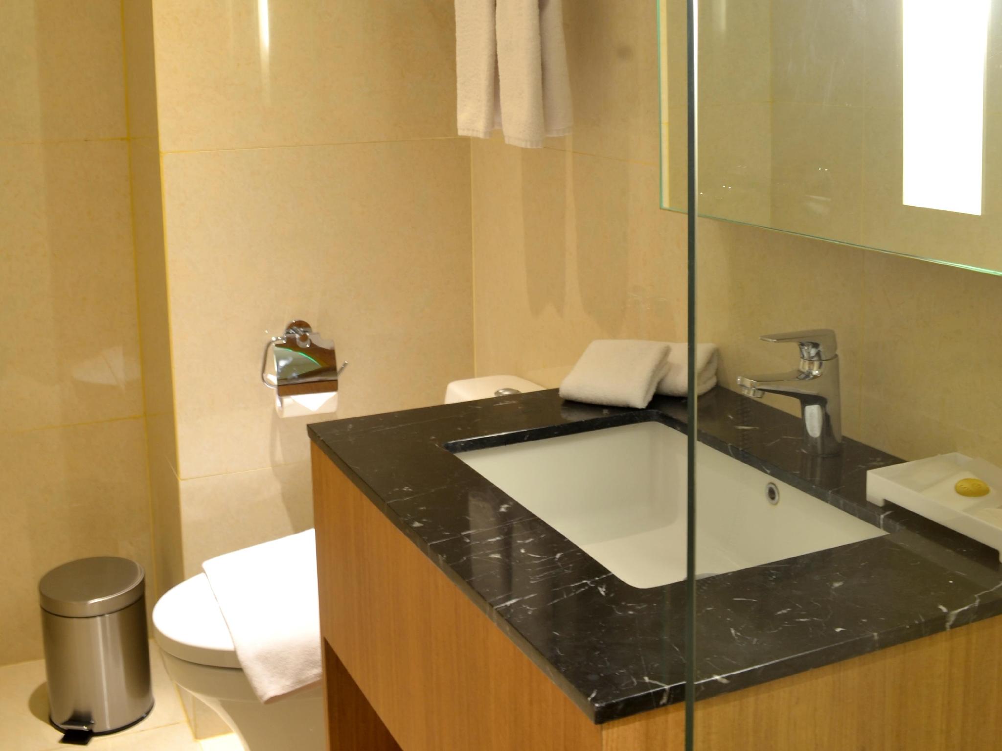 Louis Kienne Hotel Simpang Lima Ideally located in the prime touristic area of Simpang Lima, Louis Kienne Hotel Simpang Lima promises a relaxing and wonderful visit. The hotel offers a wide range of amenities and perks to ensure you