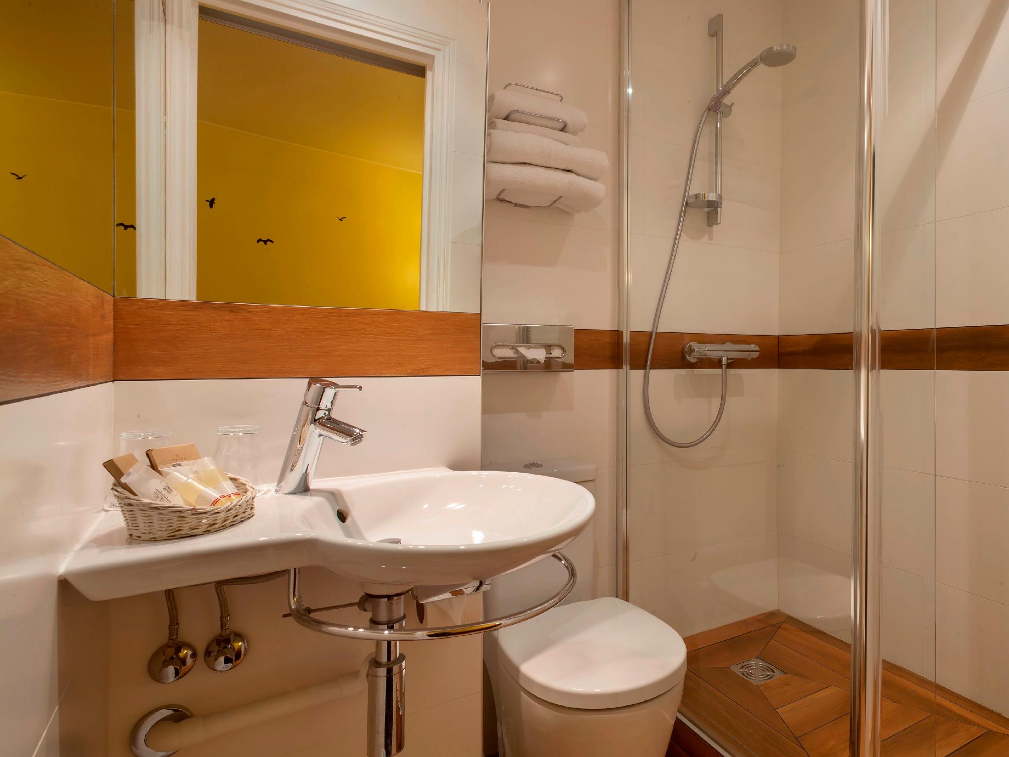 Hotel de Saint Germain Hotel de Saint Germain is perfectly located for both business and leisure guests in Paris. Featuring a complete list of amenities, guests will find their stay at the property a comfortable one. Servic