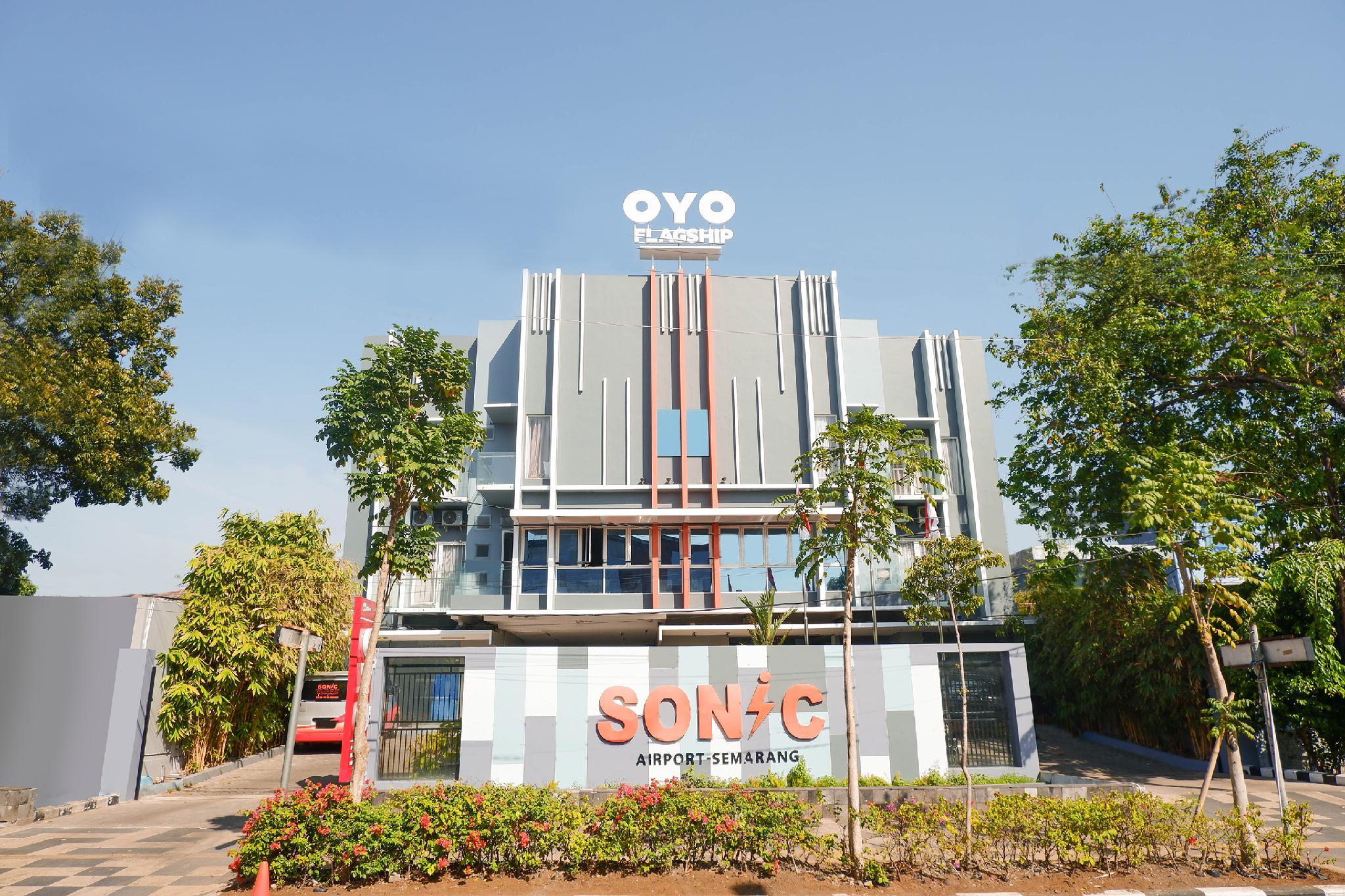 Sonic Airport Hotel Semarang Located in West Semarang, Hotel Sonic Semarang is a perfect starting point from which to explore Semarang. The hotel offers guests a range of services and amenities designed to provide comfort and con