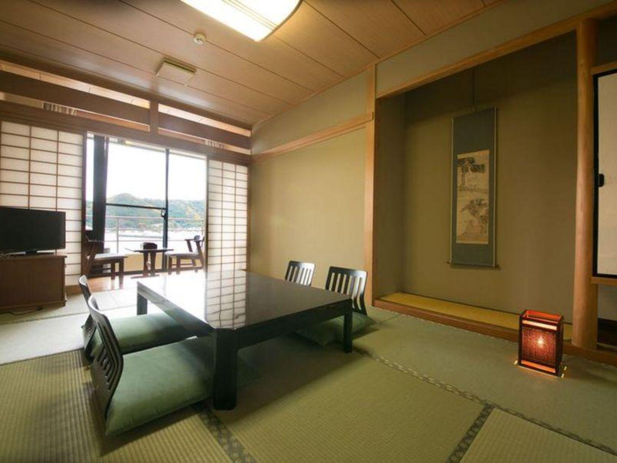 Kaisennoyado Matsuura Stop at Kaisennoyado Matsuura to discover the wonders of Oita. The property features a wide range of facilities to make your stay a pleasant experience. To be found at the hotel are Wi-Fi in public ar