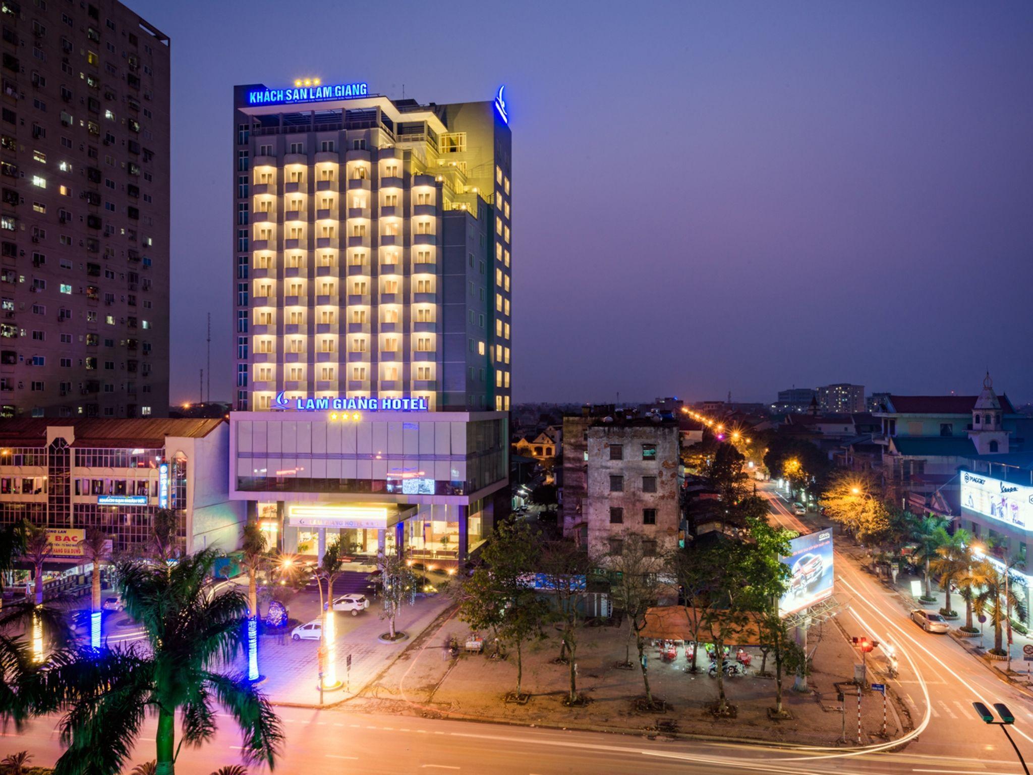 Lam Giang Hotel Lam Giang Hotel is conveniently located in the popular Vinh area. Both business travelers and tourists can enjoy the hotels facilities and services. 24-hour security, free Wi-Fi in all rooms, private