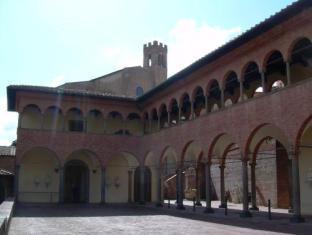 Residenza dEpoca Campo Regio Relais Located in Siena City Center, Residenza dEpoca Campo Regio Relais is a perfect starting point from which to explore Siena. The hotel offers a wide range of amenities and perks to ensure you have a gr