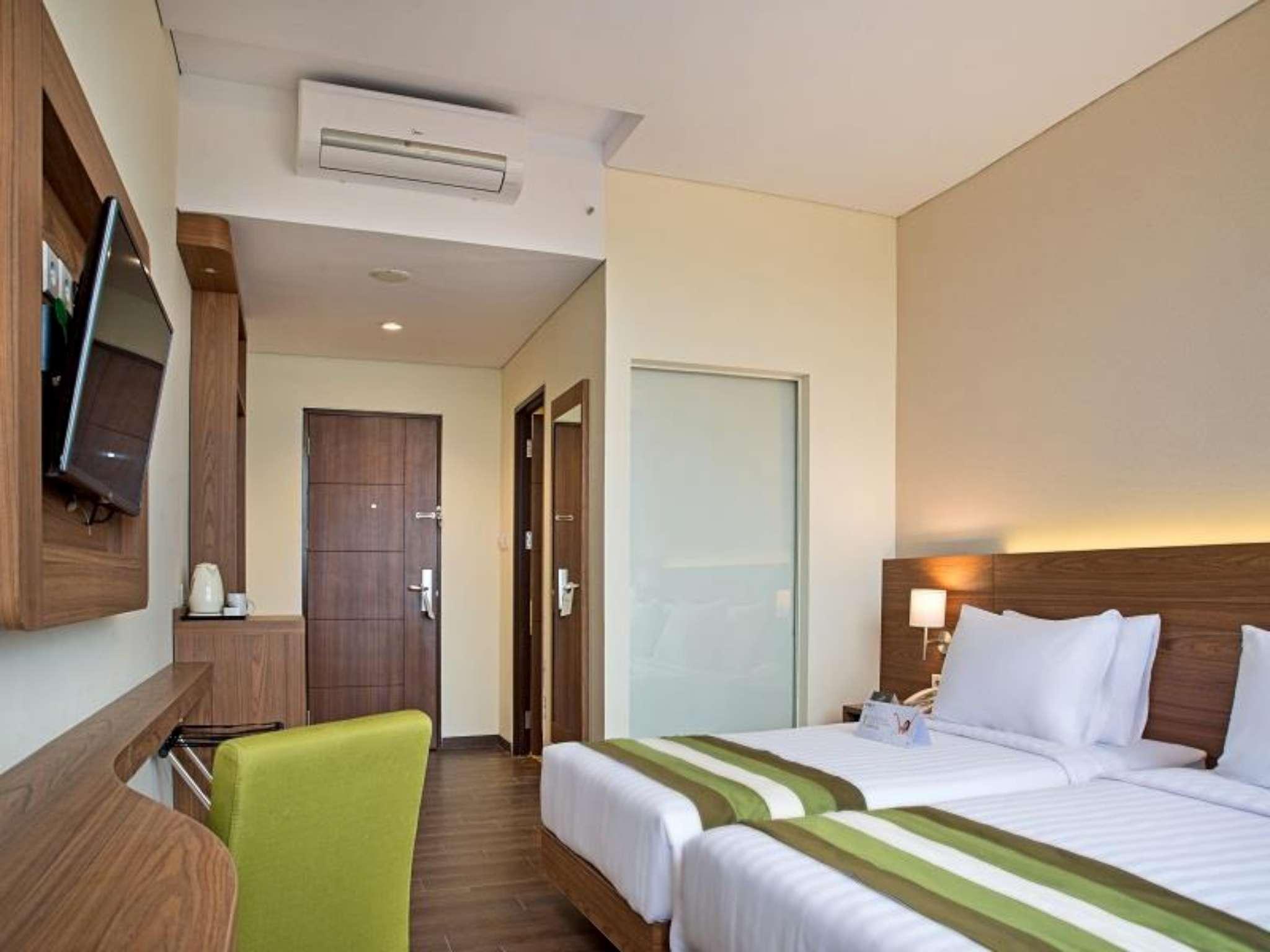 Grand Whiz Poins Simatupang Jakarta Stop at Grand Whiz Poins Square Simatupang to discover the wonders of Jakarta. The hotel offers a wide range of amenities and perks to ensure you have a great time. Take advantage of the hotels daily