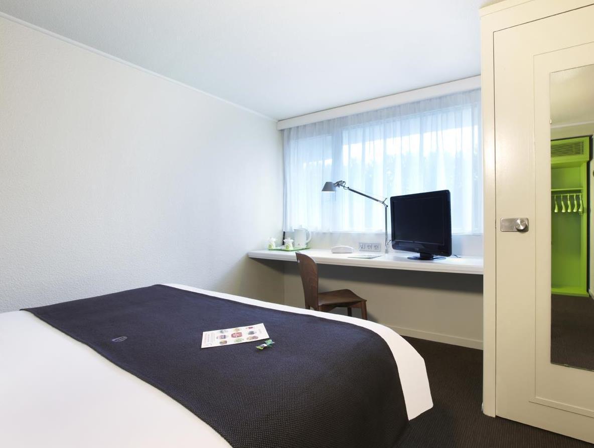 Campanile Meaux The 3-star Campanile Meaux offers comfort and convenience whether youre on business or holiday in Meaux. The hotel has everything you need for a comfortable stay. Facilities for disabled guests, Wi-F