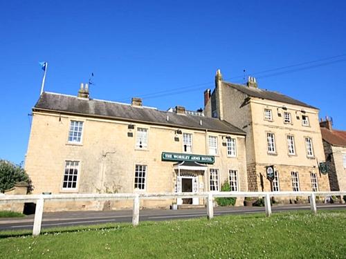 Worsley Arms Hotel The 3-star Worsley Arms Hotel offers comfort and convenience whether youre on business or holiday in Hovingham. The hotel offers a wide range of amenities and perks to ensure you have a great time. A