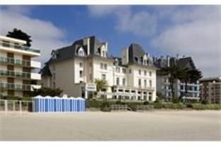 Hotel Vacances Bleues Villa Caroline Hôtel Vacances Bleues Villa Caroline is conveniently located in the popular La Baule area. The hotel offers guests a range of services and amenities designed to provide comfort and convenience. Facil