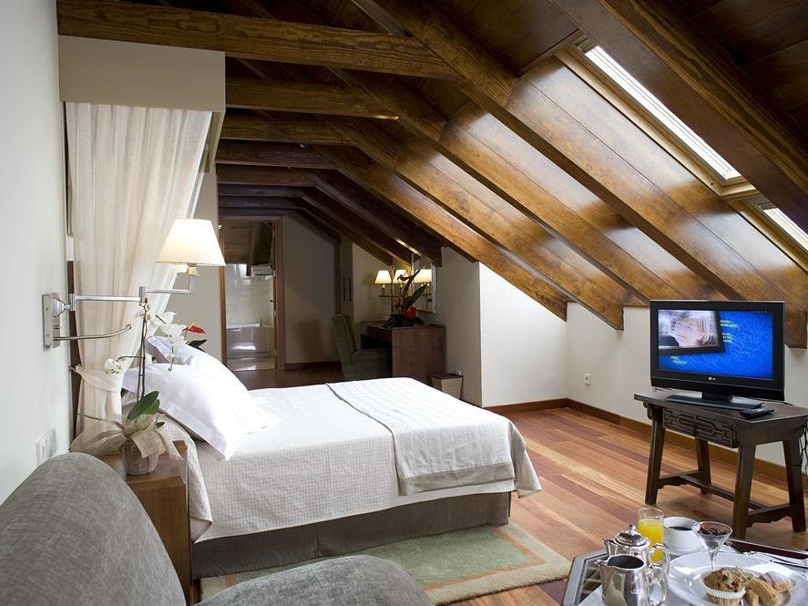 Parador de Cruz De Tejeda The 4-star Parador de Cruz De Tejeda offers comfort and convenience whether youre on business or holiday in Gran Canaria. The hotel has everything you need for a comfortable stay. All the necessary f