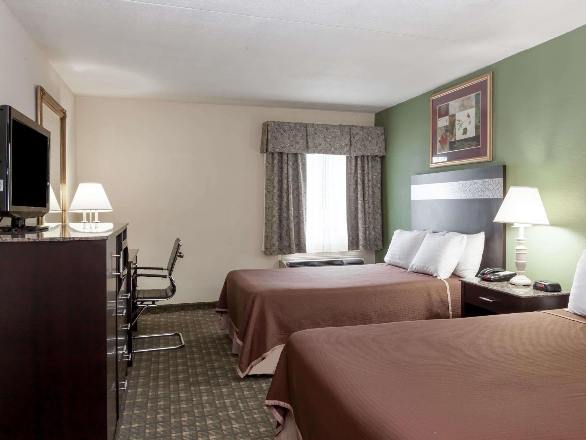 Howard Johnson Hotel by Wyndham Newark Airport Howard Johnson Newark Airport is perfectly located for both business and leisure guests in Newark (NJ). The hotel offers a high standard of service and amenities to suit the individual needs of all tr