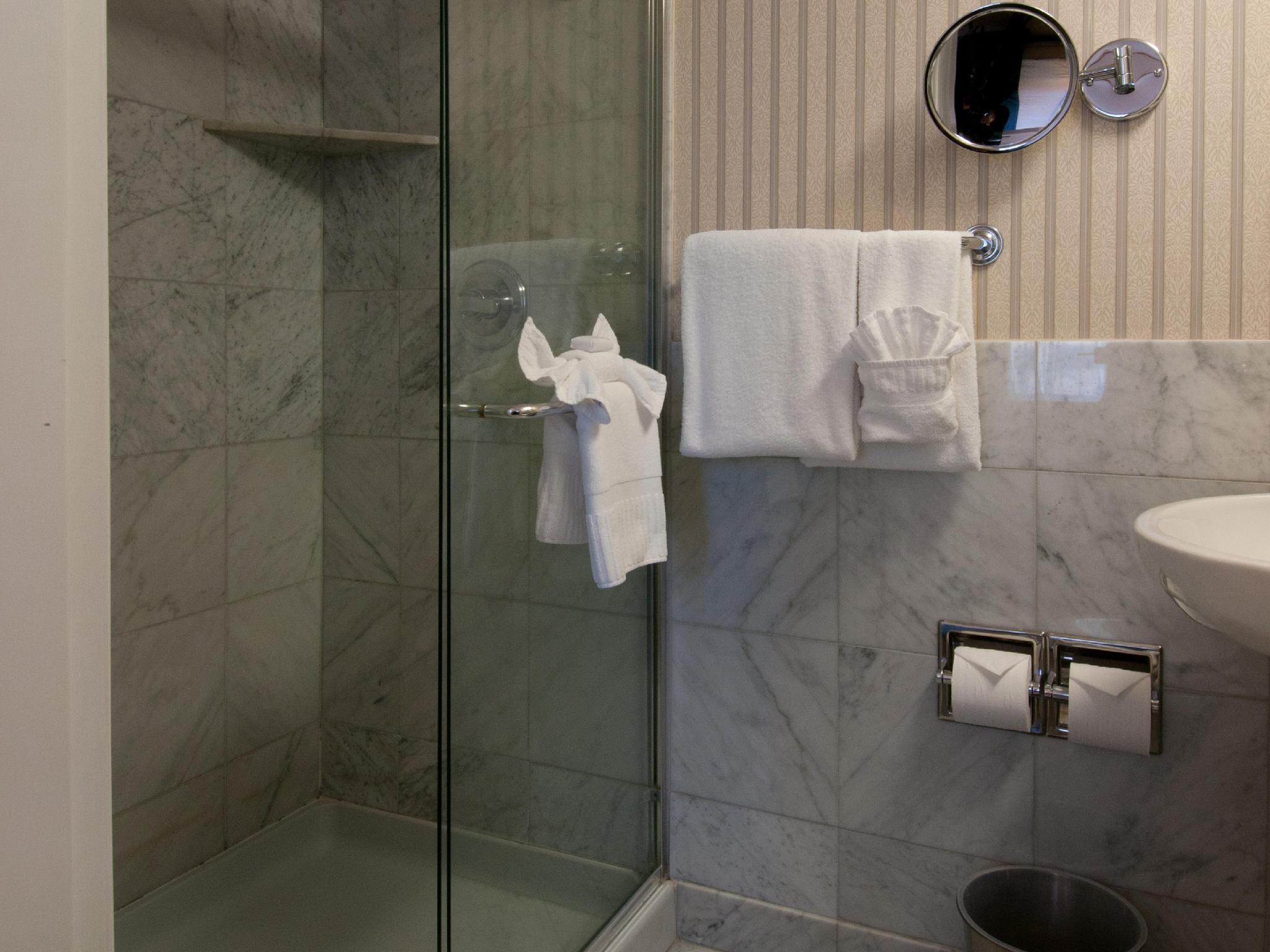 Warwick Allerton Hotel Chicago The 4-star Warwick Allerton Hotel Chicago offers comfort and convenience whether youre on business or holiday in Chicago (IL). Both business travelers and tourists can enjoy the hotels facilities an