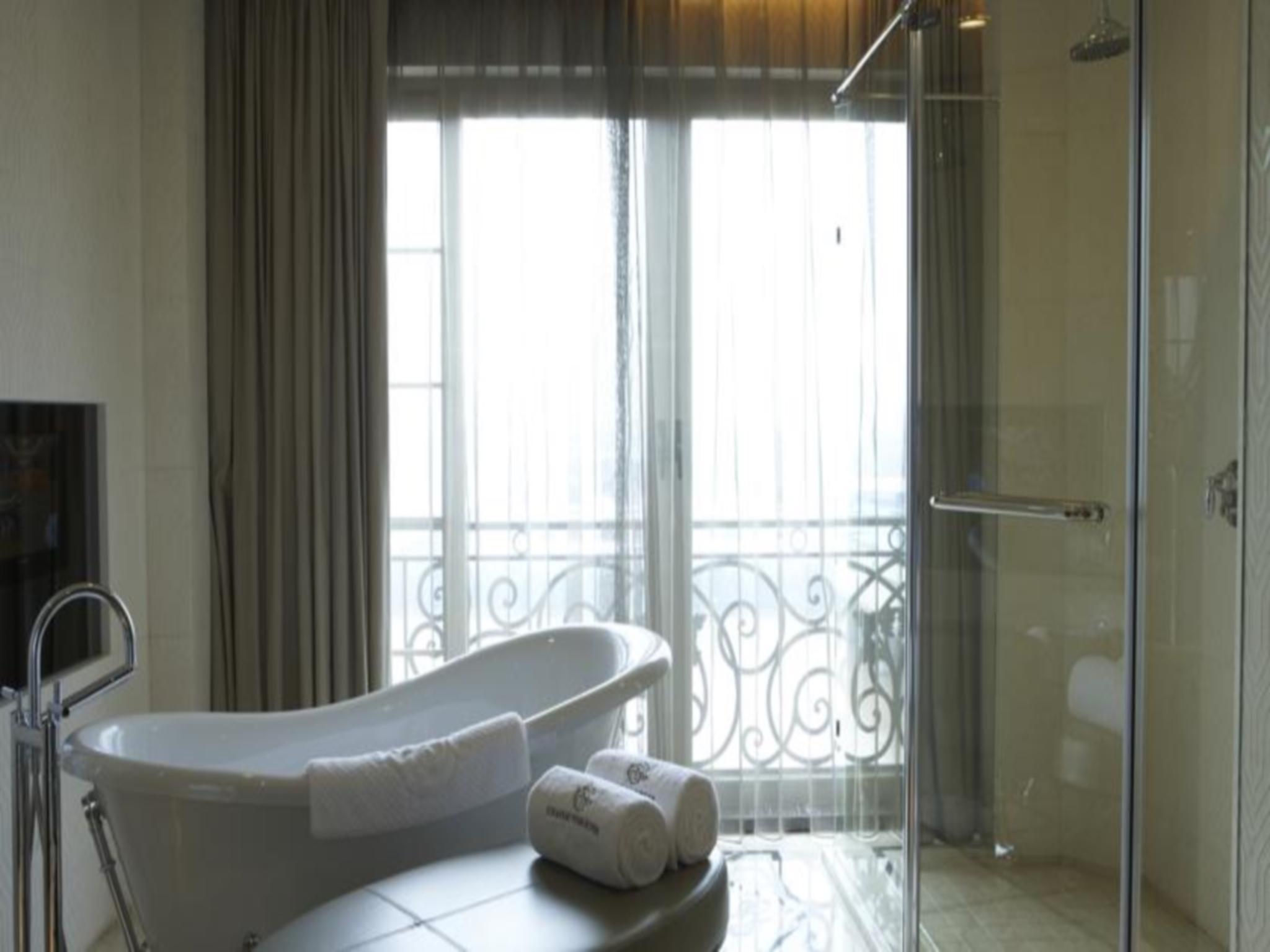 Chateau Star River Hotel Located in Panyu District, Chateau Star River Hotel is a perfect starting point from which to explore Guangzhou. Offering a variety of facilities and services, the hotel provides all you need for a go