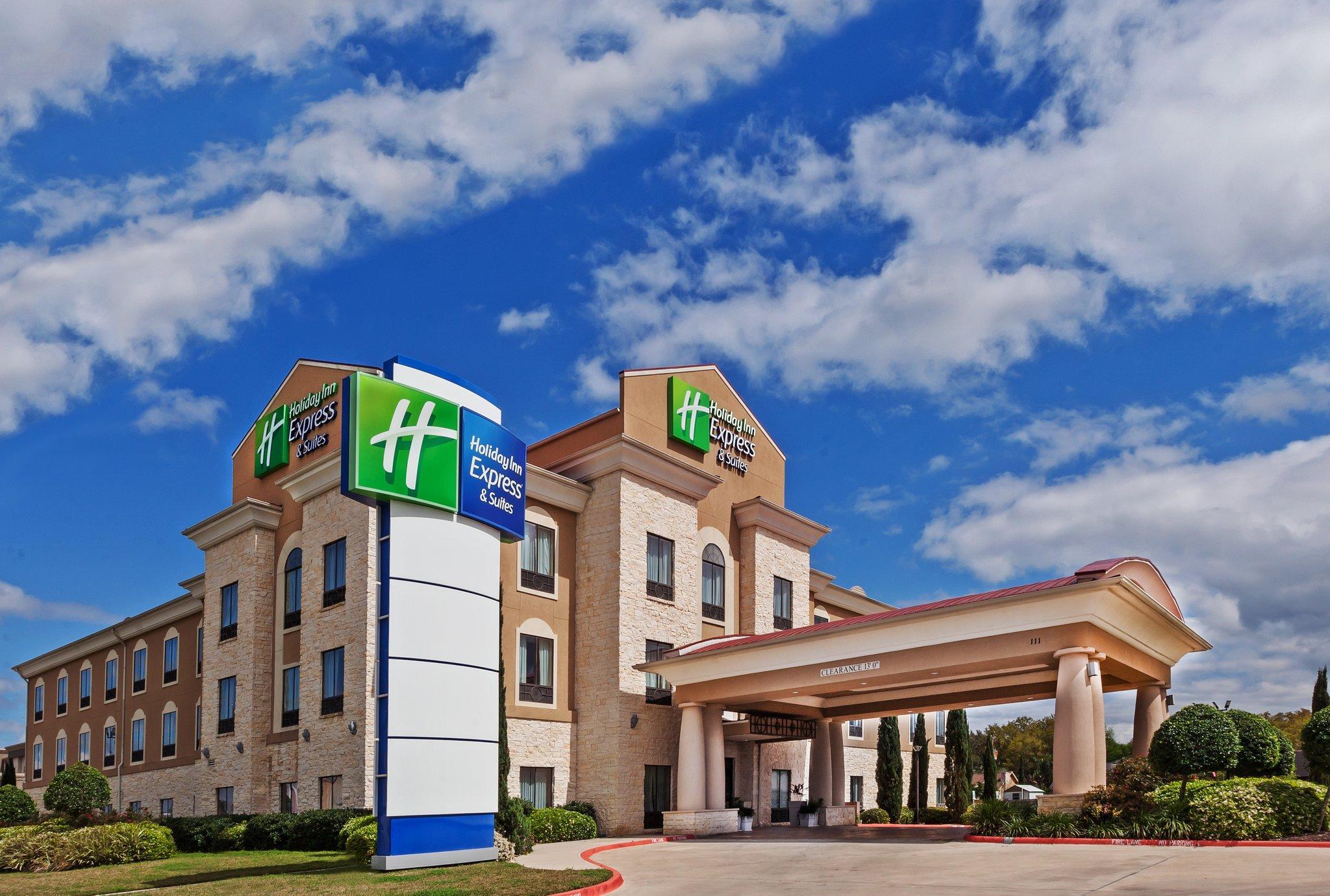 Holiday Inn Express Hotel & Suites Victoria Ideally located in the prime touristic area of North Victoria, Holiday Inn Express Hotel & Suites Victoria promises a relaxing and wonderful visit. Featuring a complete list of amenities, guests will 