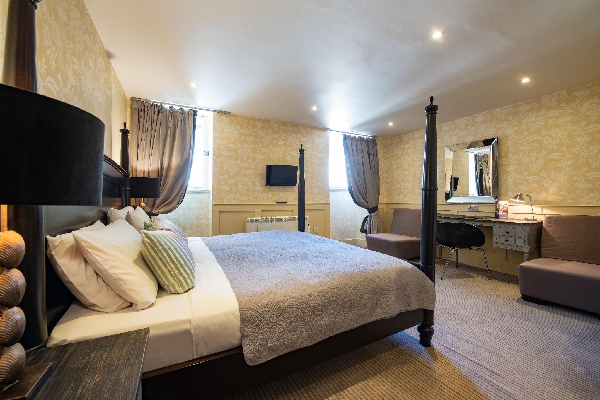 Brooks Hotel Edinburgh The 3-star Brooks Hotel Edinburgh offers comfort and convenience whether youre on business or holiday in Edinburgh. The property features a wide range of facilities to make your stay a pleasant exper