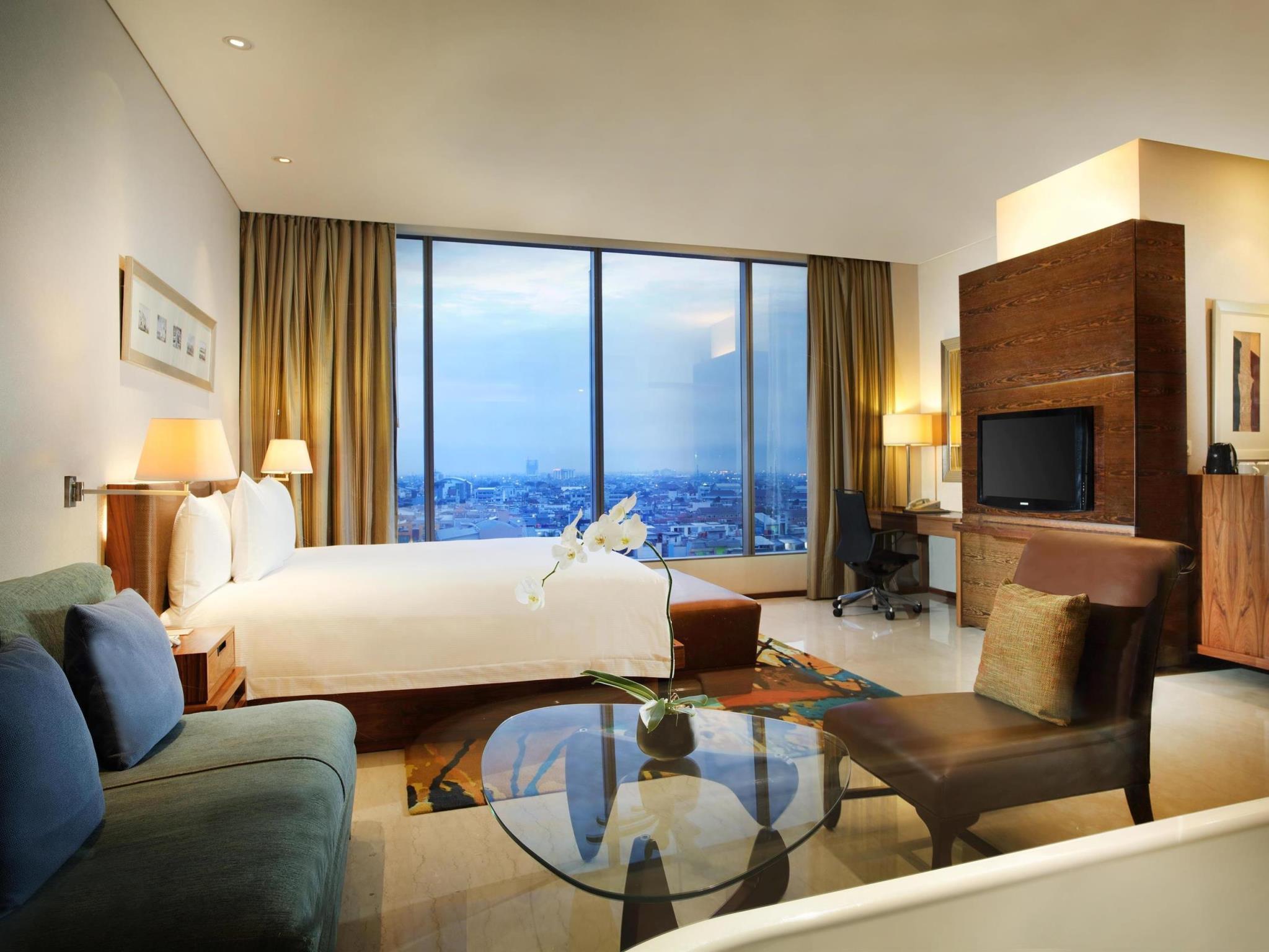 Hilton Bandung Located in Bandung Airport, Hilton Bandung Hotel is a perfect starting point from which to explore Bandung. The hotel offers a wide range of amenities and perks to ensure you have a great time. 24-hou