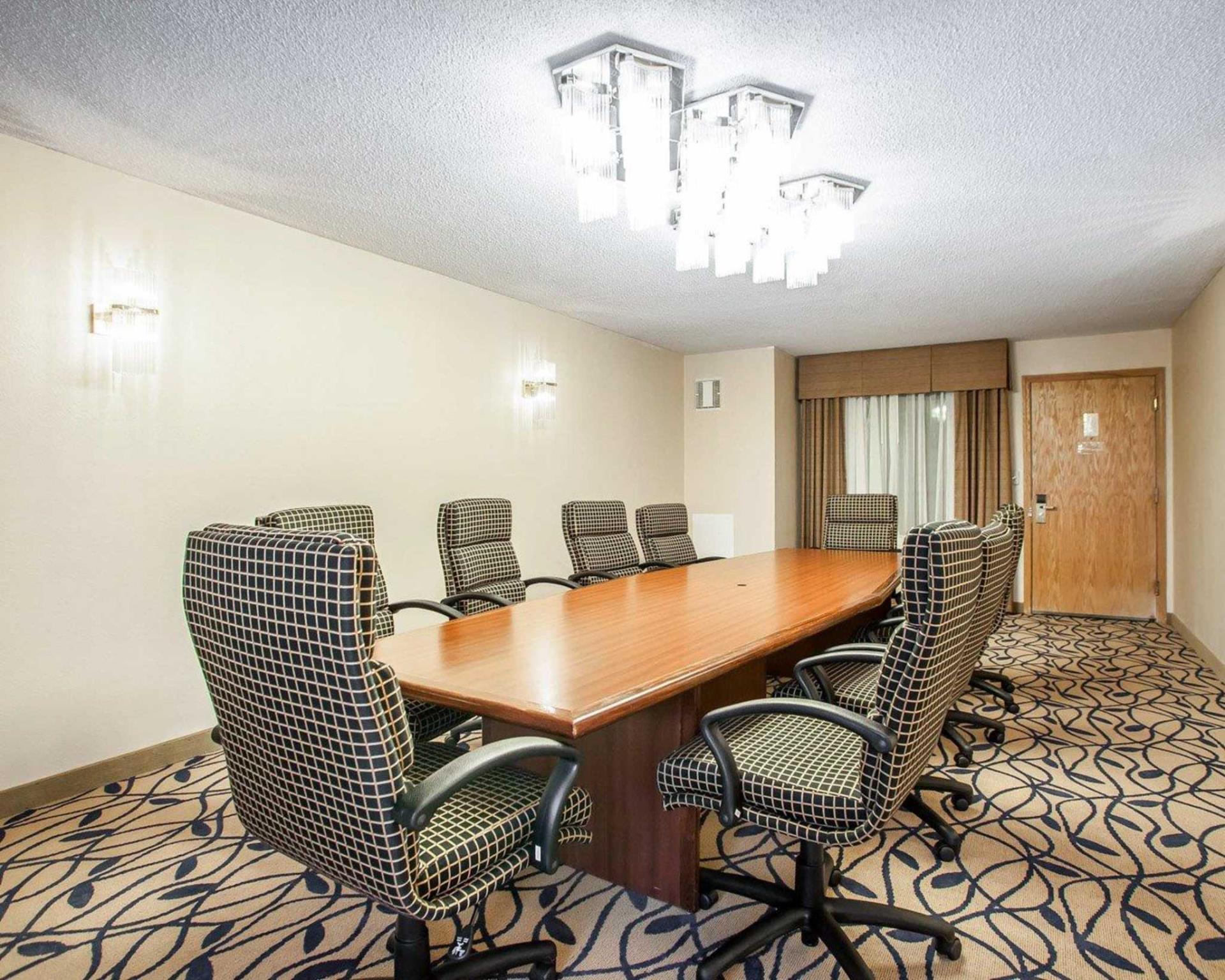 Comfort Inn Comfort Inn is a popular choice amongst travelers in Bourbonnais (IL), whether exploring or just passing through. Featuring a complete list of amenities, guests will find their stay at the property a 