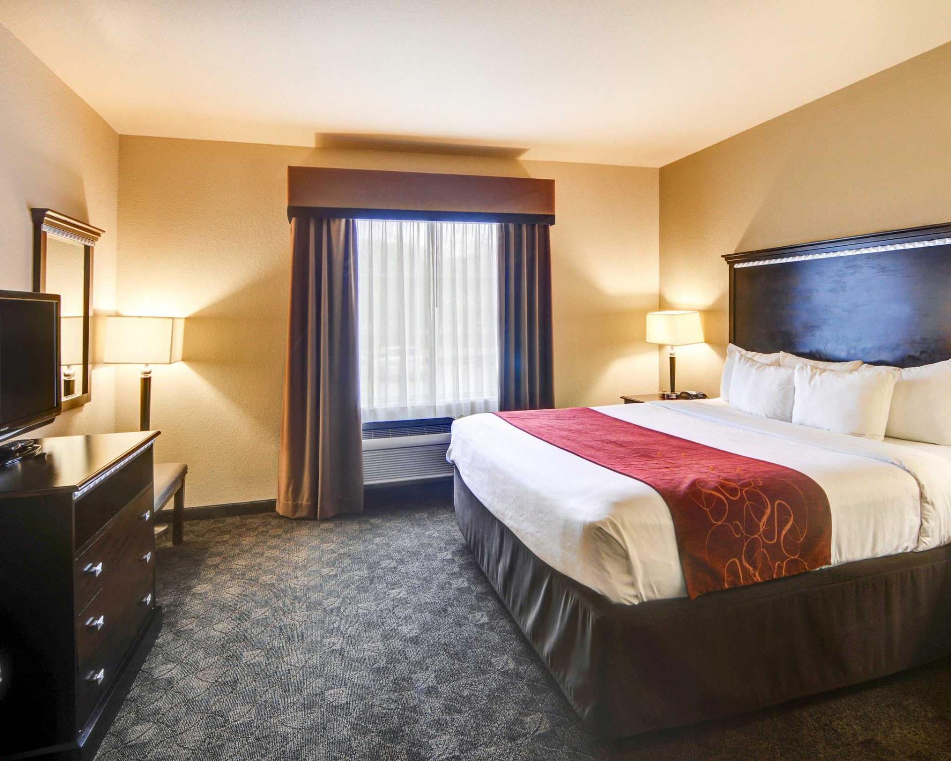 Comfort Suites Arlington - Entertainment District The 2.5-star Comfort Suites offers comfort and convenience whether youre on business or holiday in Arlington (TX). The hotel offers guests a range of services and amenities designed to provide comfor