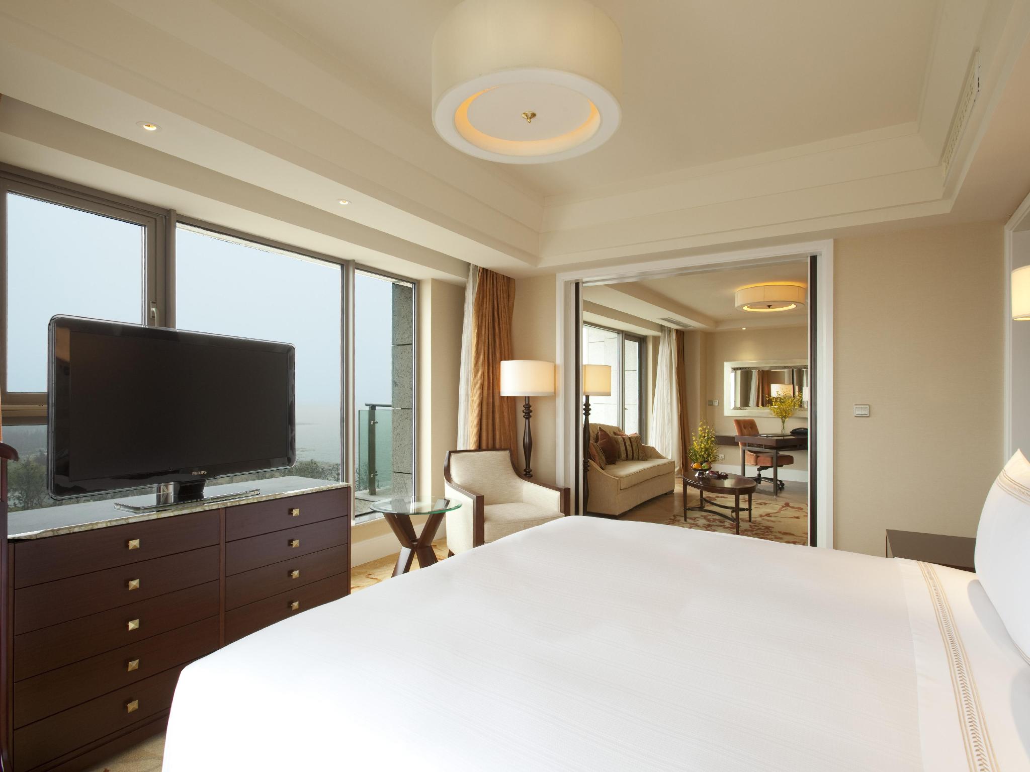 Fairmont Yangcheng Lake Kunshan The 5-star Fairmont Yangcheng Lake Kunshan offers comfort and convenience whether youre on business or holiday in Suzhou. Both business travelers and tourists can enjoy the hotels facilities and ser