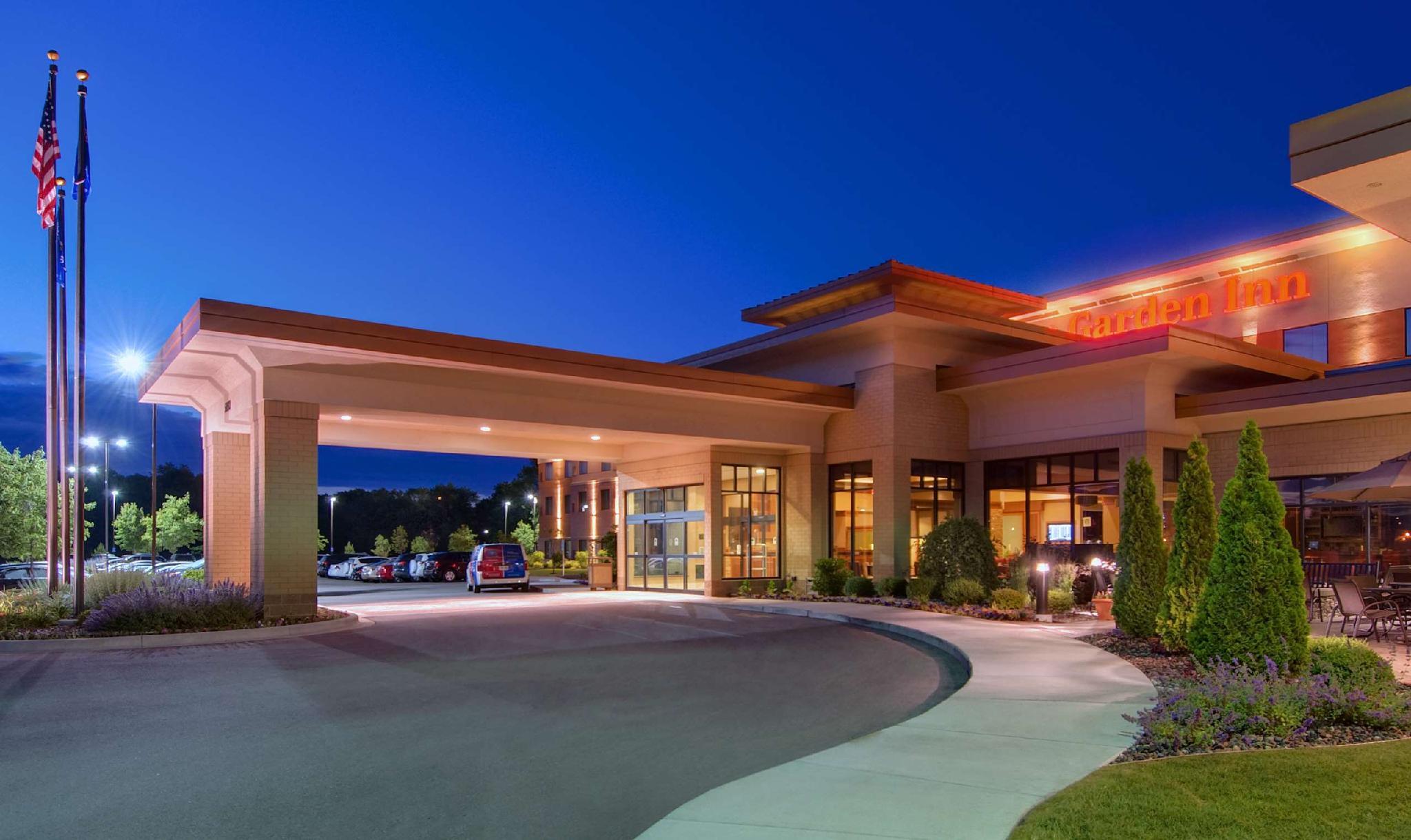 Hilton Garden Inn Milwaukee Airport Located in Mitchell Field, Hilton Garden Inn Milwaukee Airport is a perfect starting point from which to explore Milwaukee (WI). Featuring a complete list of amenities, guests will find their stay at 