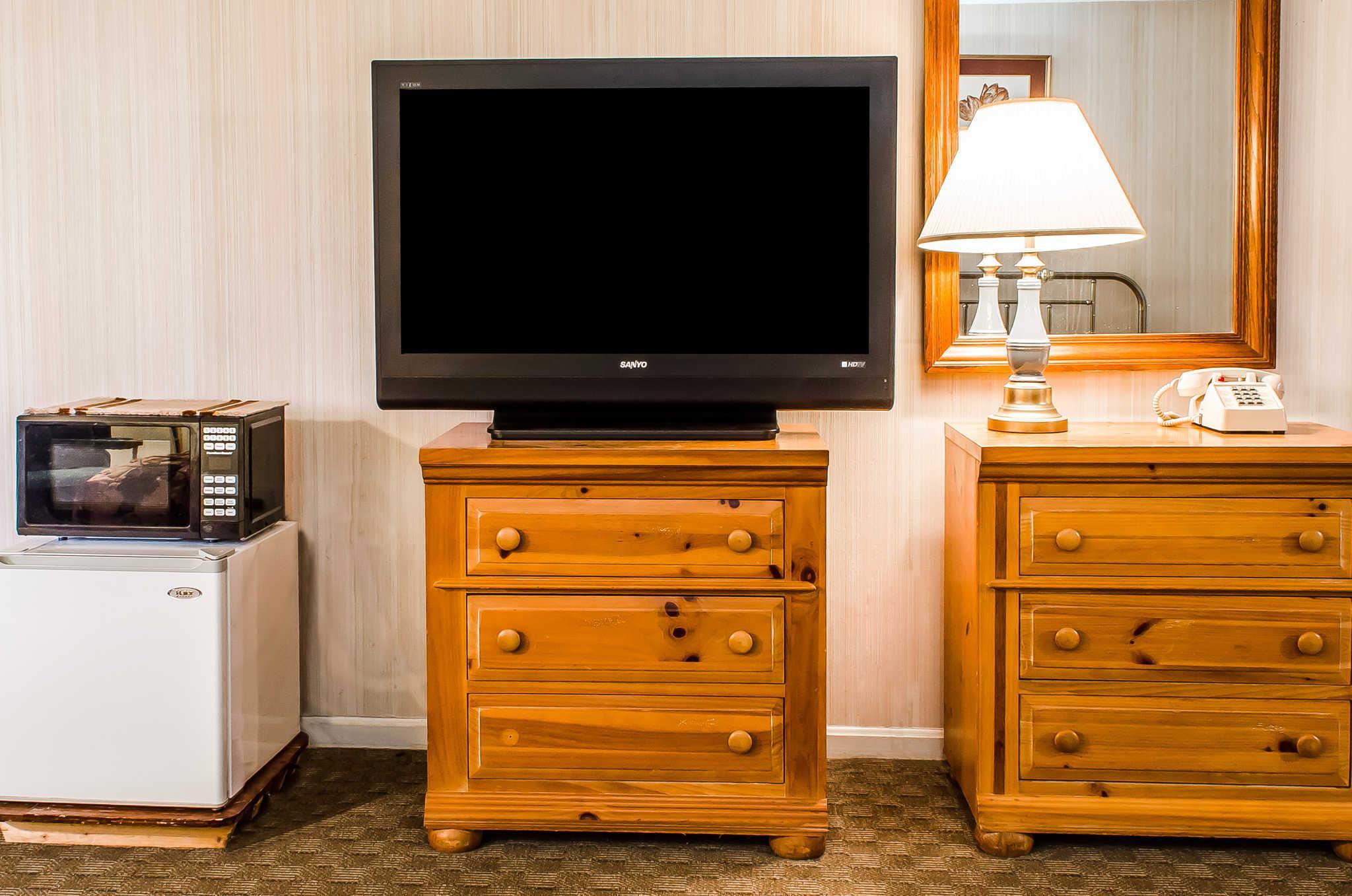 Rodeway Inn Ideally located in the prime touristic area of Akron, Rodeway Inn promises a relaxing and wonderful visit. The hotel has everything you need for a comfortable stay. Wi-Fi in public areas, car park are