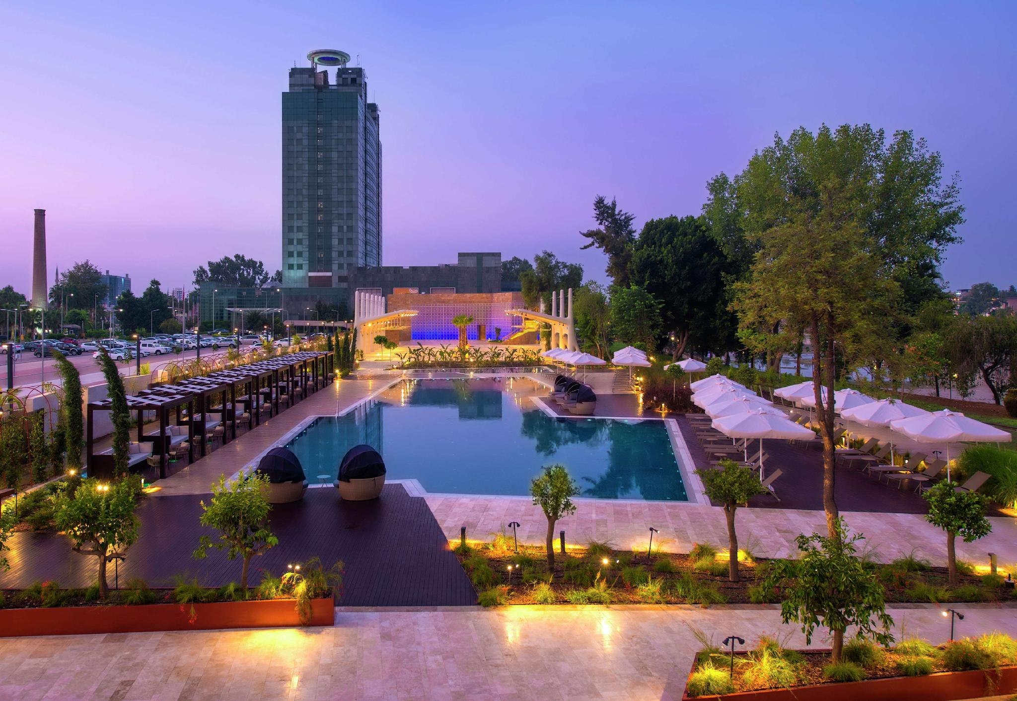 Adana Hiltonsa Hotel Located in Adana City Center, Adana Hiltonsa Hotel is a perfect starting point from which to explore Adana. The hotel offers a wide range of amenities and perks to ensure you have a great time. Servic