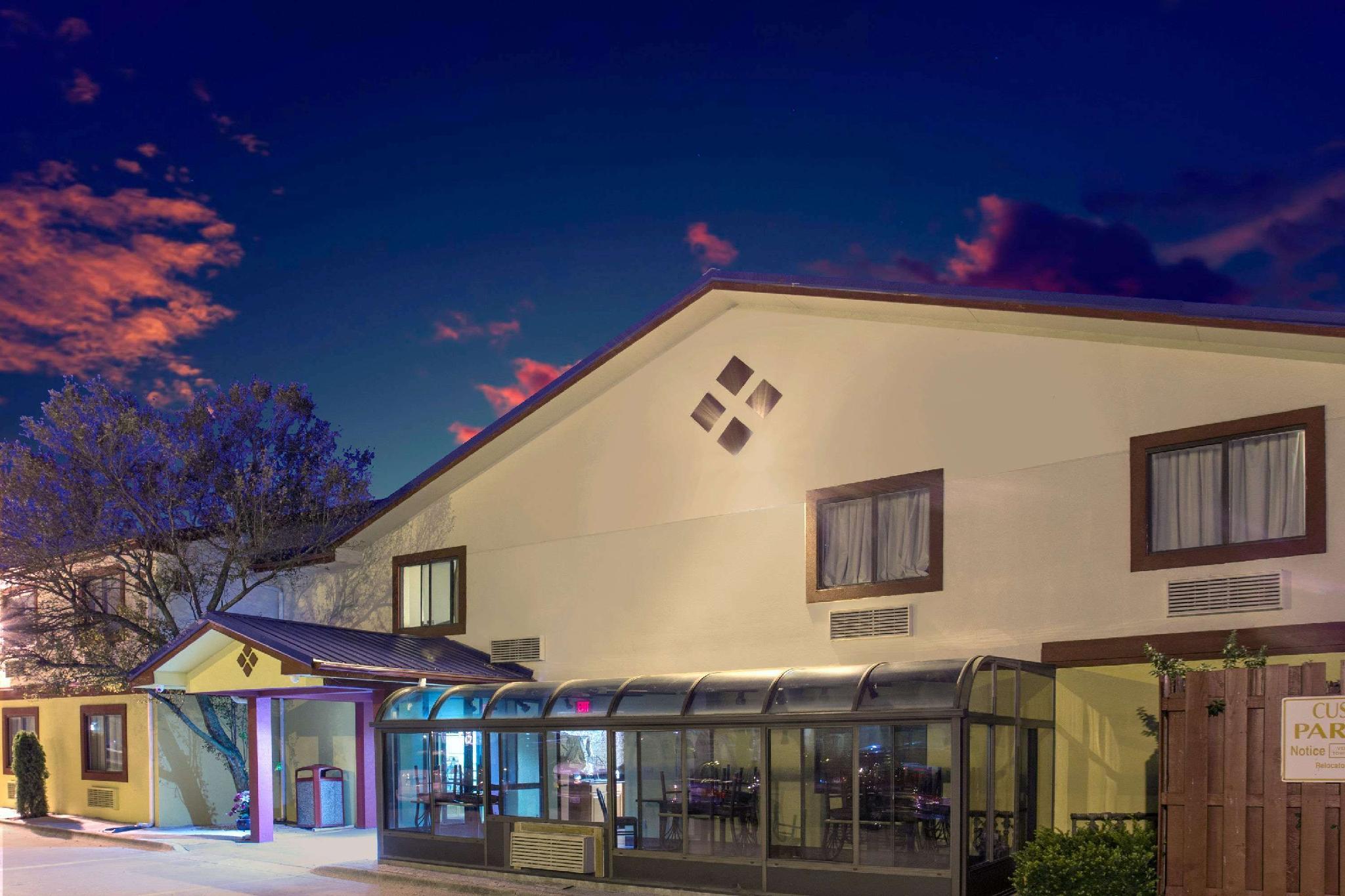 Slide image 2 for Super 8 By Wyndham Champaign