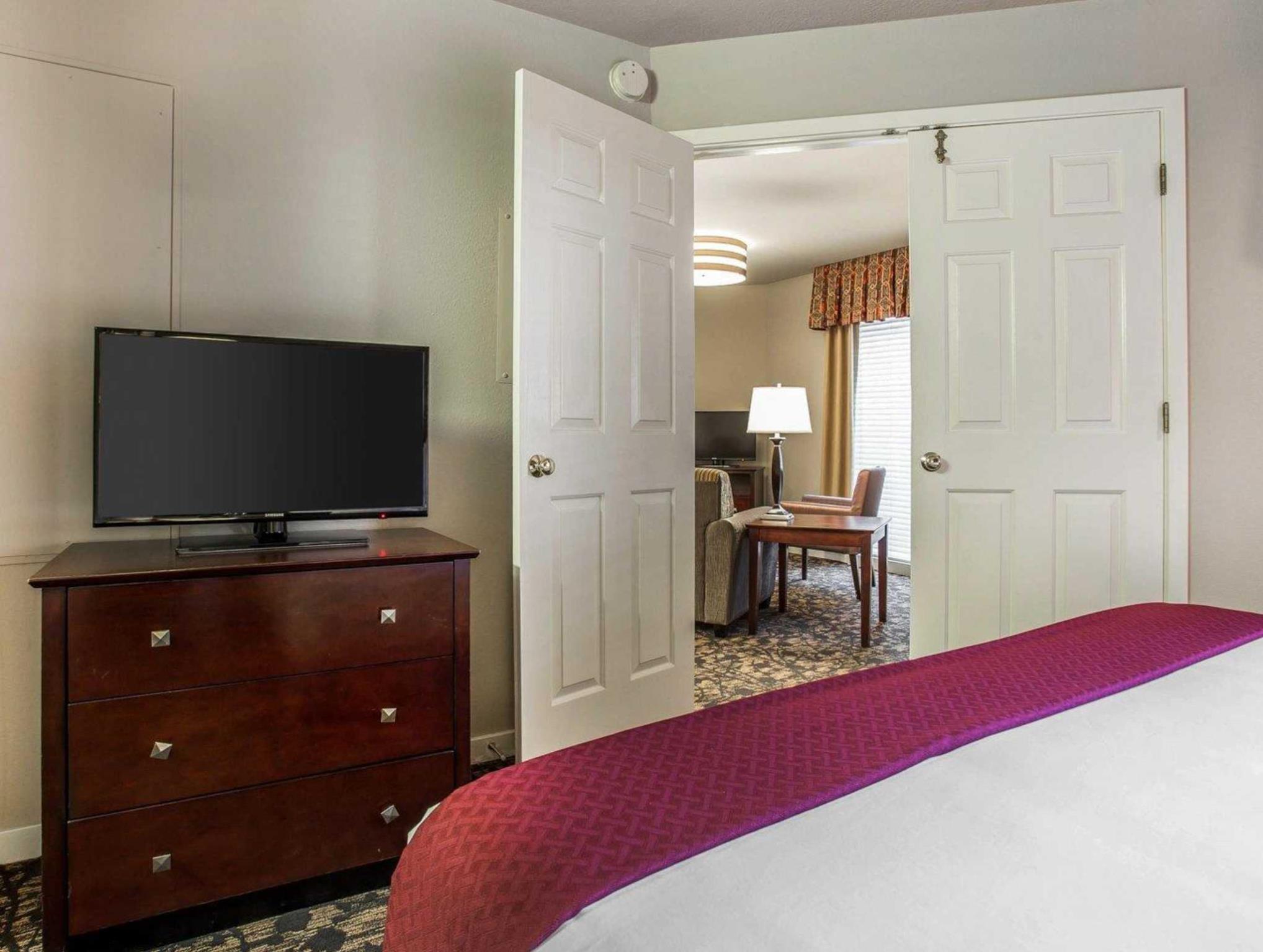 Quality Suites Atlanta Buckhead Village North Stop at Quality Suites Buckhead Village to discover the wonders of Atlanta (GA). The property has everything you need for a comfortable stay. Free Wi-Fi in all rooms, kitchen, laundry service, free br