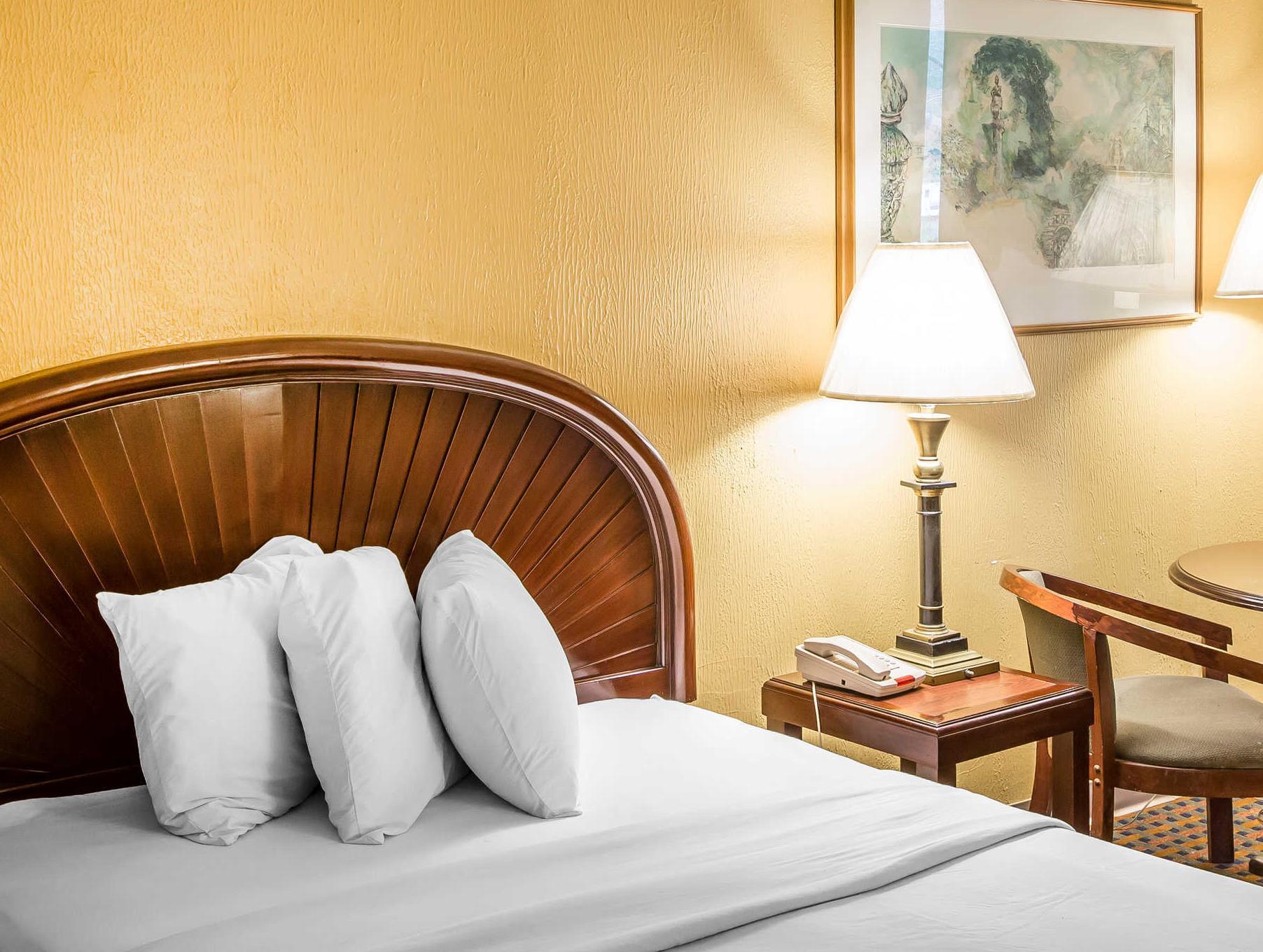 Rodeway Inn & Suites                                Econo Lodge Inn & Suites is conveniently located in the popular Carrollton area. Offering a variety of facilities and services, the property provides all you need for a good nights sleep. Service-min