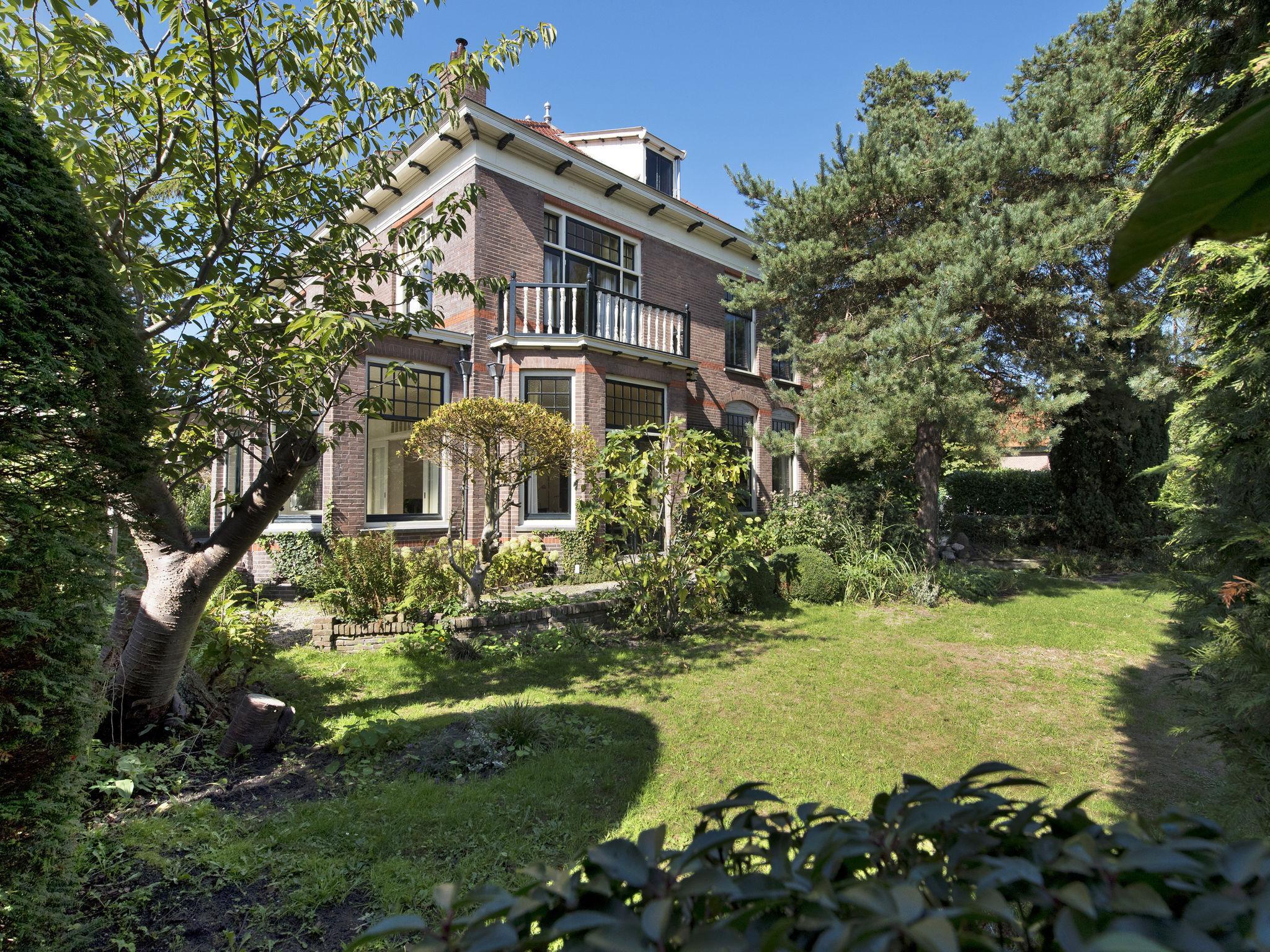Luxurious Villa in Haarlem with Two Ponds, Amsterdam
