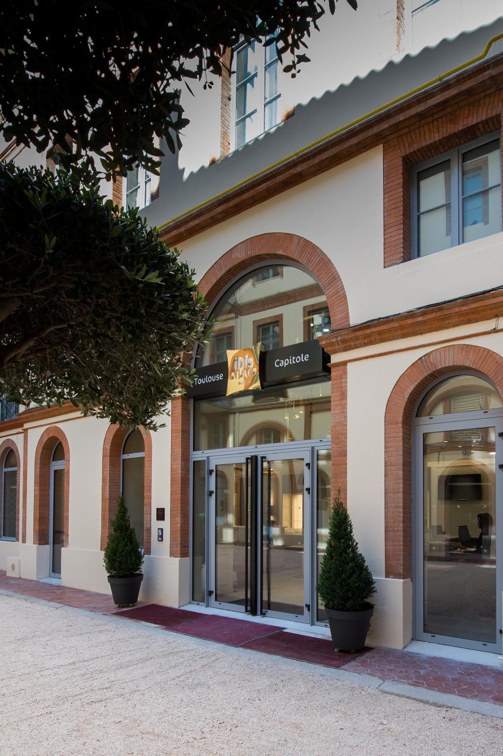 Hotel du Taur Ideally located in the prime touristic area of Toulouse City Center, Hotel du Taur promises a relaxing and wonderful visit. Both business travelers and tourists can enjoy the hotels facilities and se