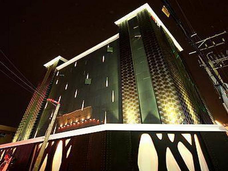 Hwagok Chocolate Hotel Located in Gangseo, Hwagok Chocolate Hotel is a perfect starting point from which to explore Seoul. Both business travelers and tourists can enjoy the hotels facilities and services. Take advantage o