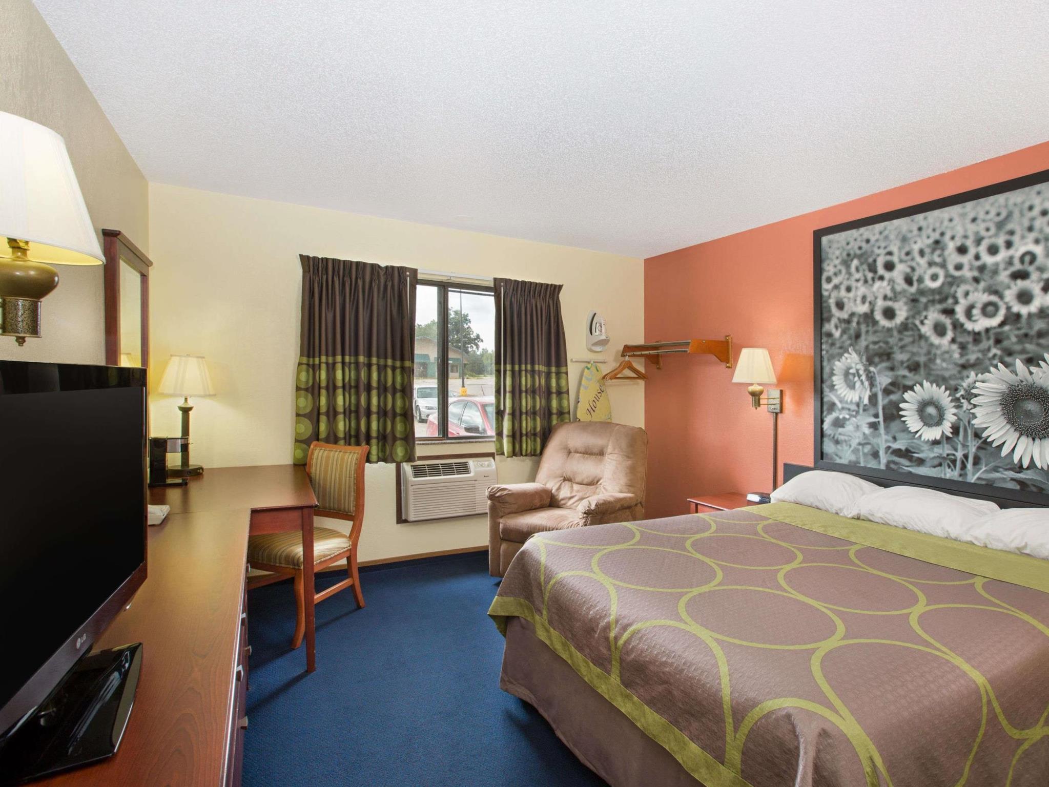 Super 8 by Wyndham Oskaloosa IA The 2-star Super 8 Oskaloosa offers comfort and convenience whether youre on business or holiday in Oskaloosa (IA). The property offers guests a range of services and amenities designed to provide co