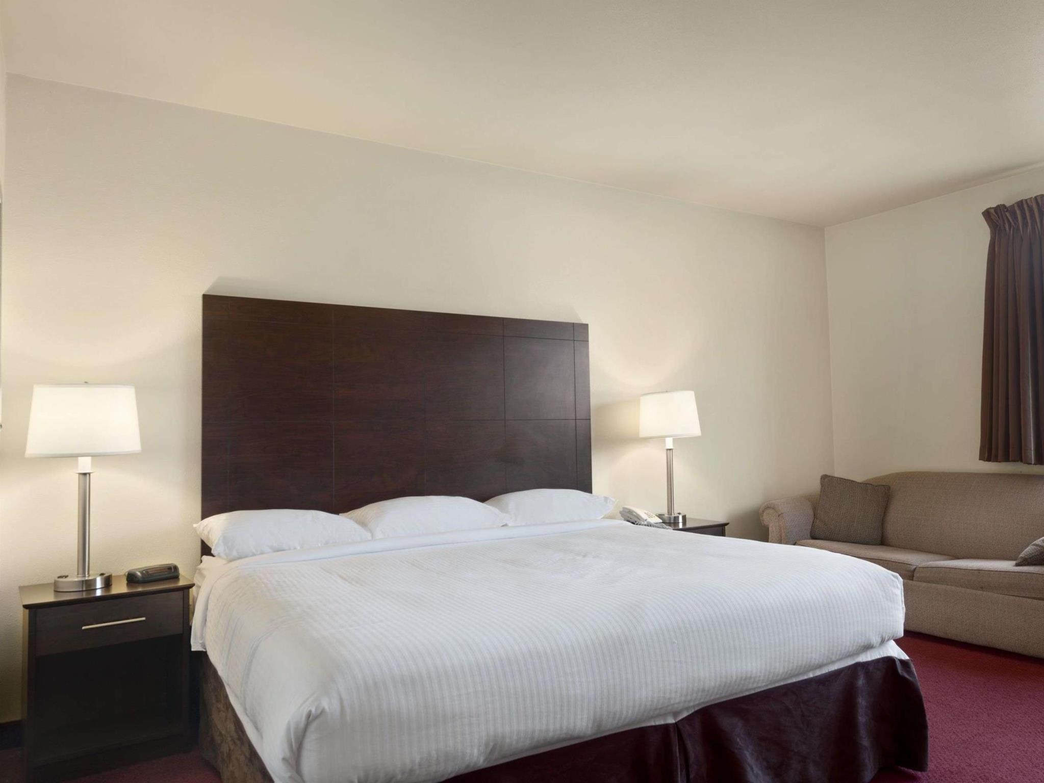 Super 8 By Wyndham Sarnia On Stop at Super 8 Sarnia to discover the wonders of Sarnia (ON). Featuring a satisfying list of amenities, guests will find their stay at the property a comfortable one. Service-minded staff will welcom