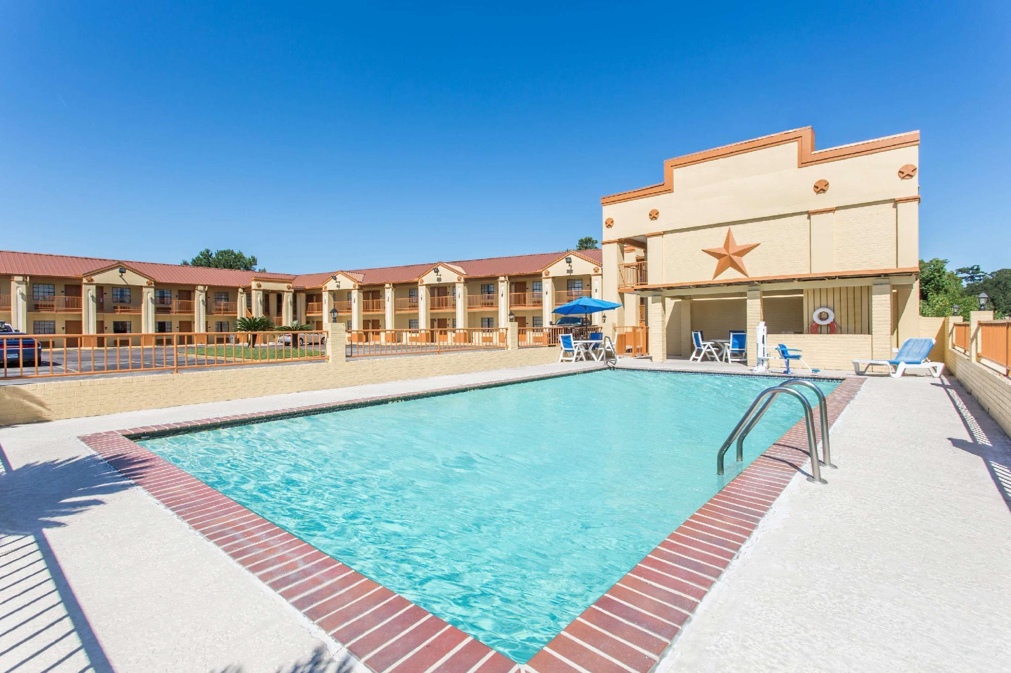 Days Inn by Wyndham Orange Located in Orange, Days Inn Orange is a perfect starting point from which to explore Orange (TX). Offering a variety of facilities and services, the property provides all you need for a good nights s