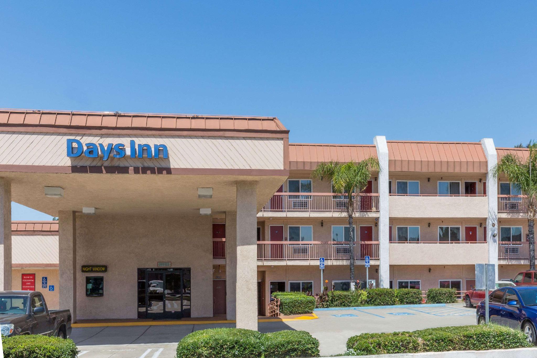 Days Inn by Wyndham Ontario Airport The 3-star Days Inn Ontario Airport offers comfort and convenience whether youre on business or holiday in Ontario (CA). The property offers a wide range of amenities and perks to ensure you have a g