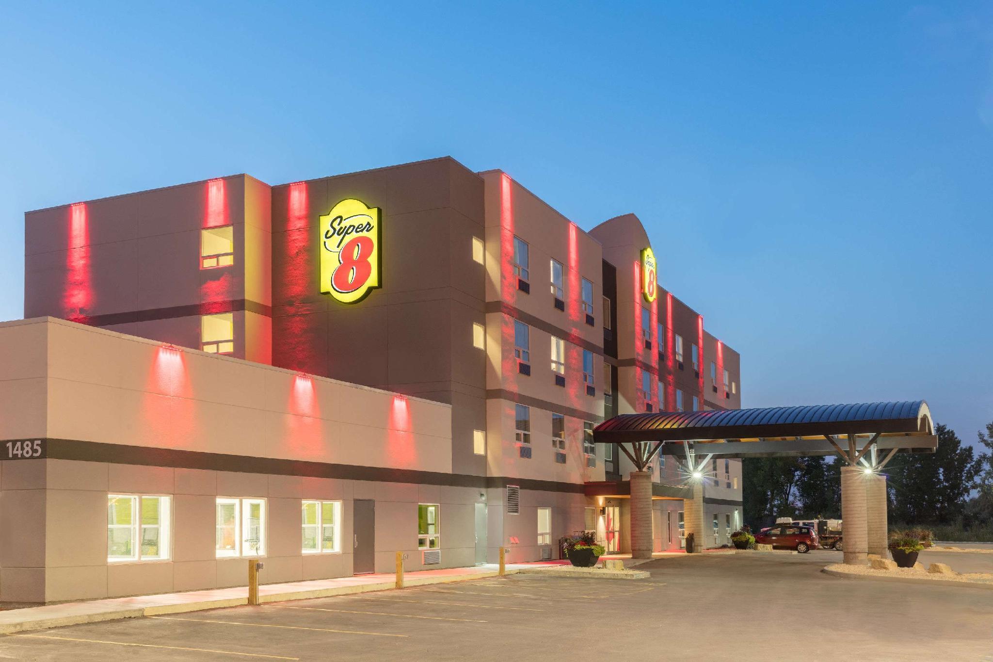 Super 8 By Wyndham Winnipeg East Mb The 3-star Super 8 Winnipeg East offers comfort and convenience whether youre on business or holiday in Winnipeg (MB). Offering a variety of facilities and services, the property provides all you nee