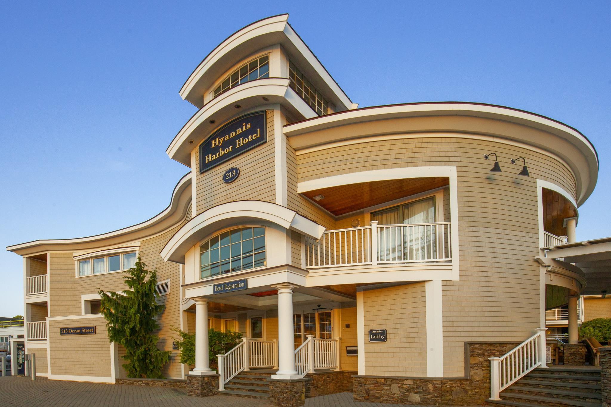 Hyannis Harbor Hotel Ideally located in the Hyannis area, Hyannis Harbor Hotel promises a relaxing and wonderful visit. Offering a variety of facilities and services, the property provides all you need for a good nights 