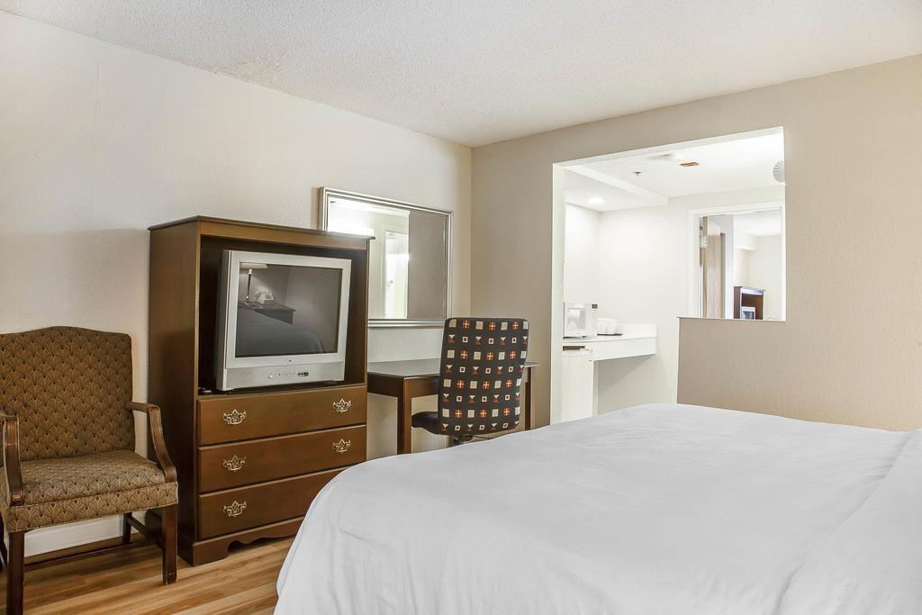 Atlantic Beach Hotel and Suites The 2.5-star Atlantic Beach Hotel and Suites offers comfort and convenience whether youre on business or holiday in Middletown (RI). The property has everything you need for a comfortable stay. Free 