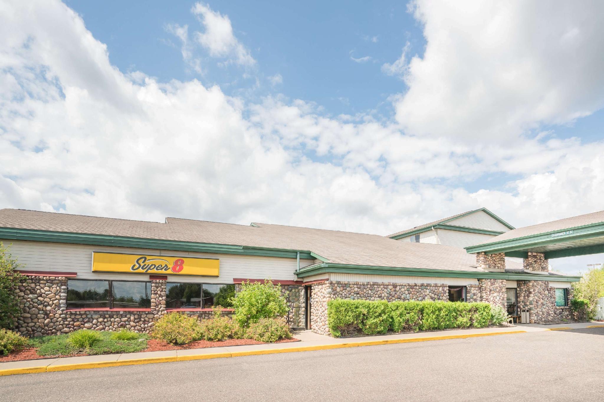 Super 8 By Wyndham Tomahawk Located in Tomahawk, Super 8 Tomahawk is a perfect starting point from which to explore Tomahawk (WI). The property has everything you need for a comfortable stay. Service-minded staff will welcome an