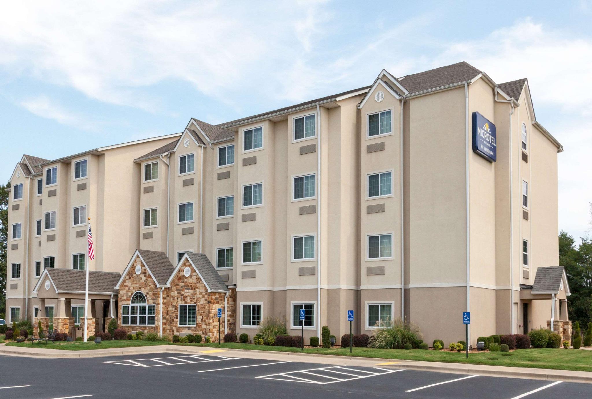 Microtel Inn & Suites by Wyndham Searcy Ideally located in the Searcy area, Microtel Inn & Suites by Wyndham Searcy promises a relaxing and wonderful visit. The property offers a high standard of service and amenities to suit the individual