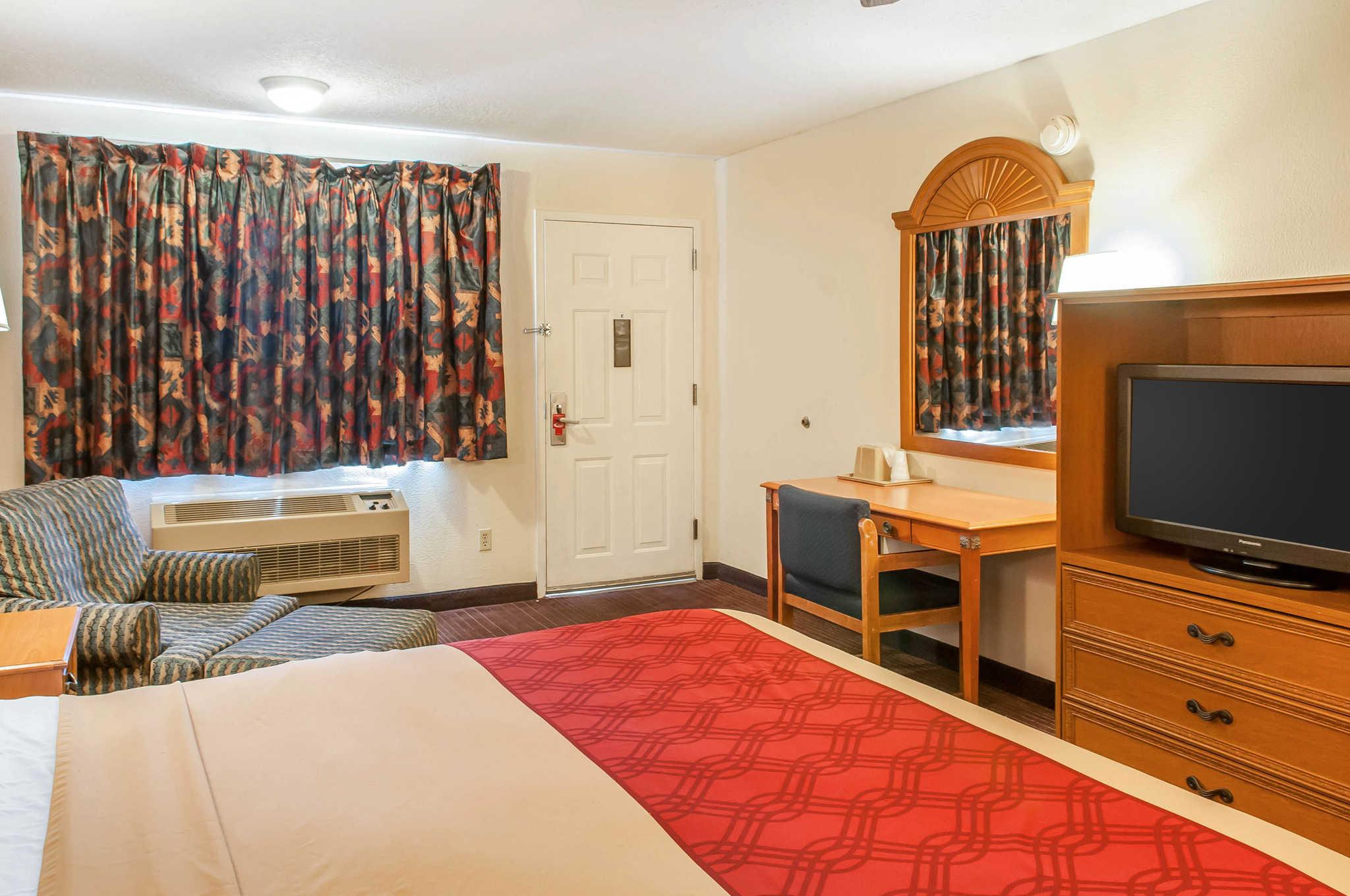 Econo Lodge West - Coors Blvd Ideally located in the prime touristic area of Albuquerque West, Econo Lodge West Coors Blvd Albuquerque promises a relaxing and wonderful visit. The hotel offers a high standard of service and amenit