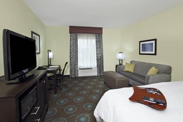 Hampton Inn Beeville Set in a prime location of Beeville (TX), Hampton Inn Beeville puts everything the city has to offer just outside your doorstep. Both business travelers and tourists can enjoy the propertys facilitie