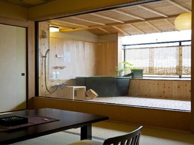 Kotosankaku Hotel Stop at Kotosankaku Hotel to discover the wonders of Kagawa / Kotohira. Featuring a complete list of amenities, guests will find their stay at the property a comfortable one. All the necessary facilit