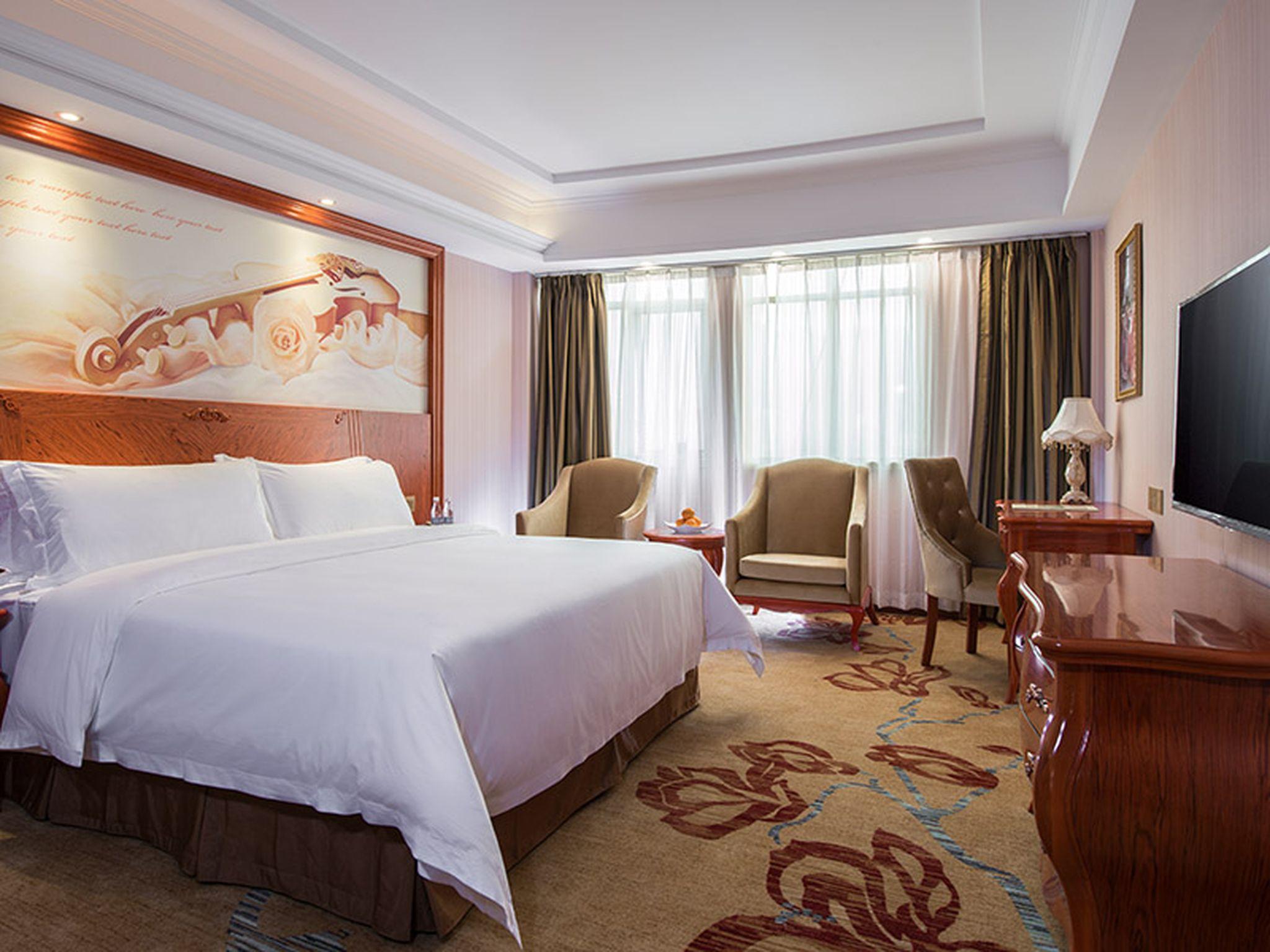 Vienna Hotel Heyuan Longchuan Branch Vienna Hotel Heyuan Longchuan Branch is perfectly located for both business and leisure guests in Heyuan. Both business travelers and tourists can enjoy the propertys facilities and services. 24-hour