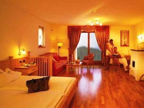 Excelsior Dolomites Life Resort Stop at Excelsior Mountain Style Spa Resort to discover the wonders of Marebbe. The property features a wide range of facilities to make your stay a pleasant experience. Take advantage of the hotels 