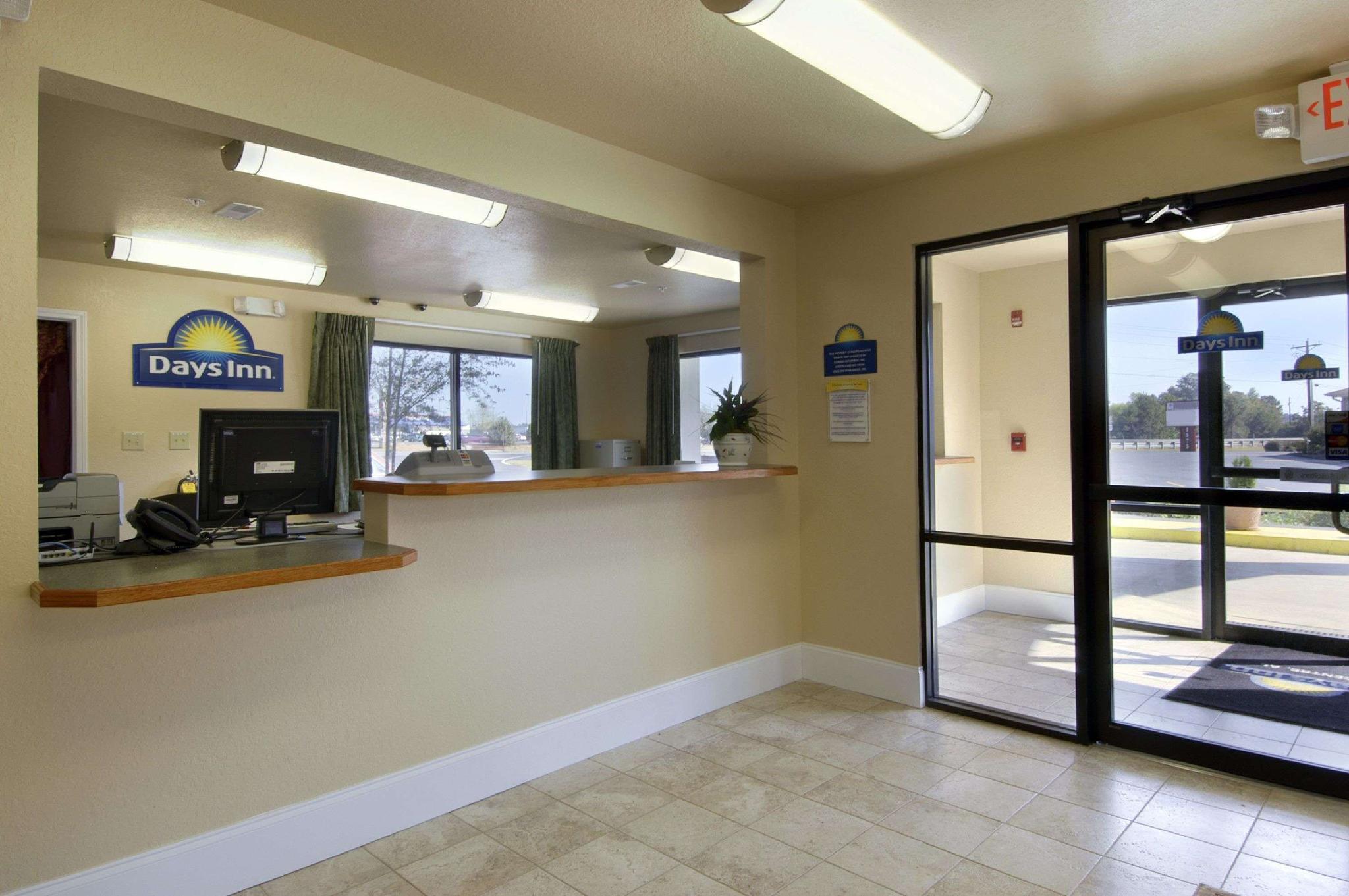 Days Inn by Wyndham Centre Days Inn Of Centre is a popular choice amongst travelers in Centre (AL), whether exploring or just passing through. The property has everything you need for a comfortable stay. 24-hour front desk, fac