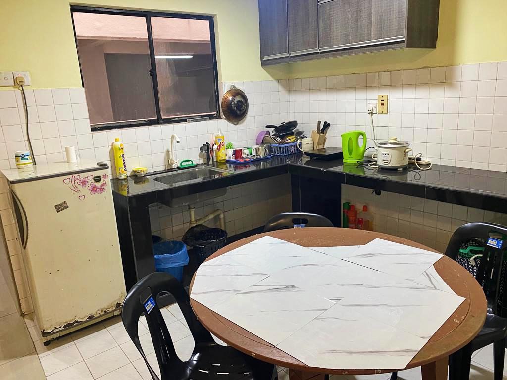 d2 201 double bed room shared apartment kempas